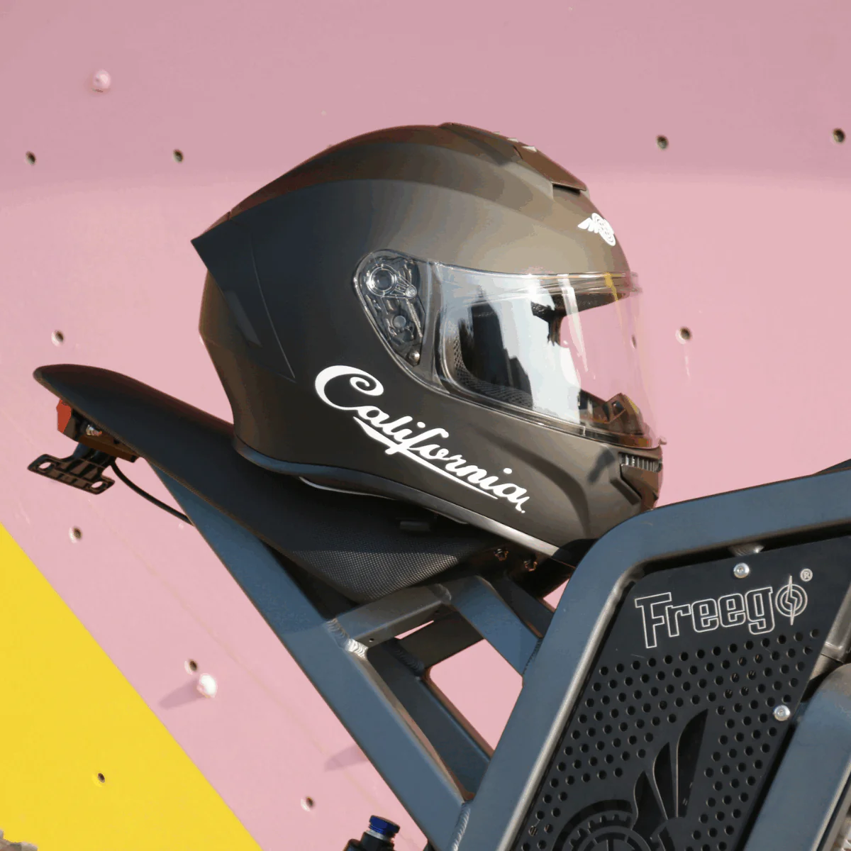 Freego Custom AeroFlow Full-Face Helmet �C DOT Certified
