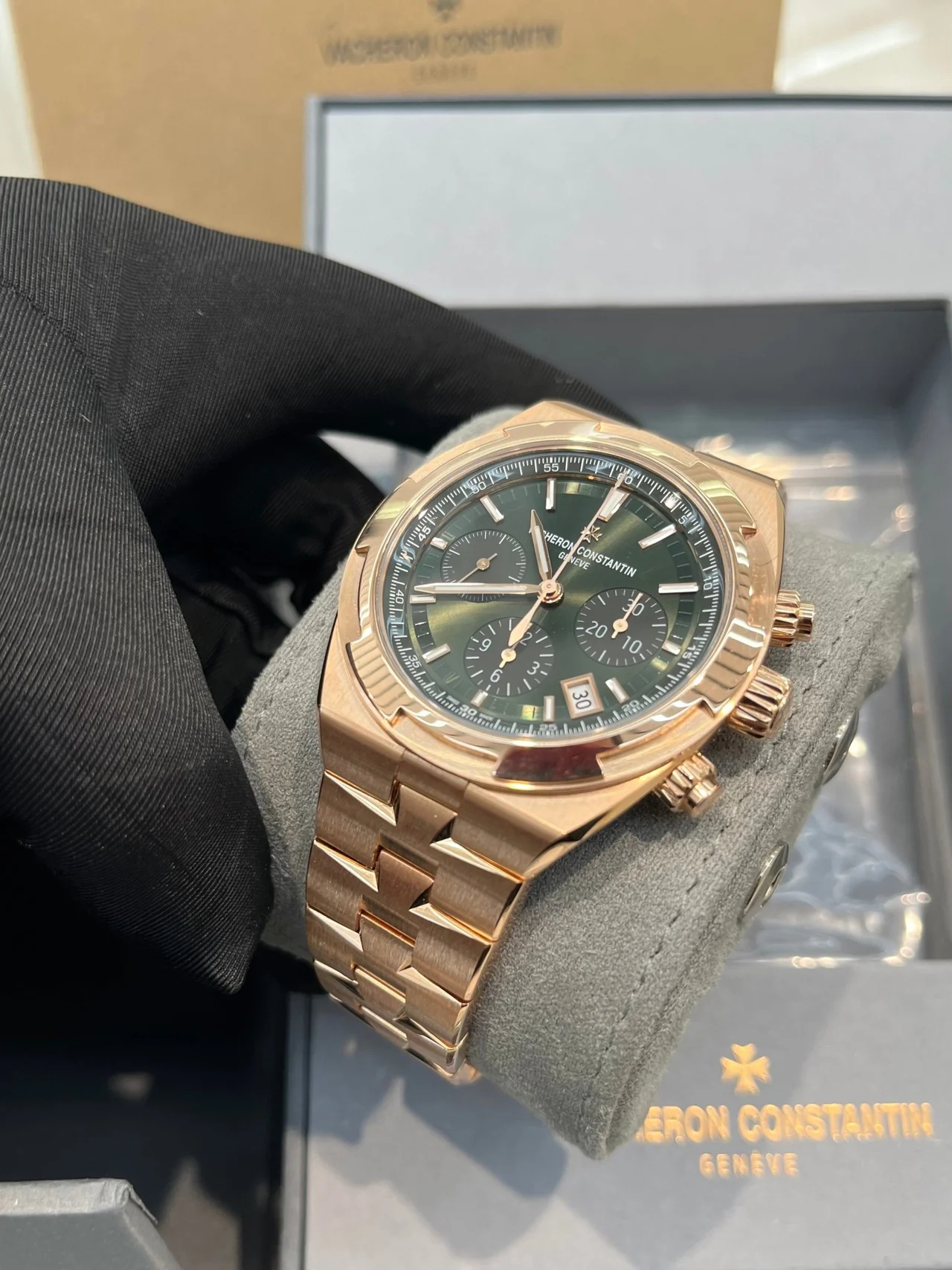 Vacheron Constantin Overseas Ref. 5520V/210R-B966 Super Clone Watch – Rose Gold Blue Dial Fake Replica