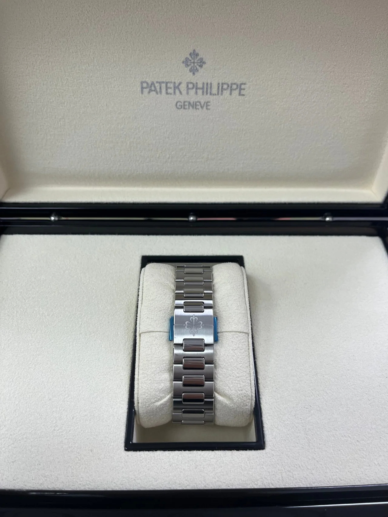 Patek Philippe Nautilus Ladies 7118/1200A-011 Super Clone – 35.2mm Silver Dial Replica Watch