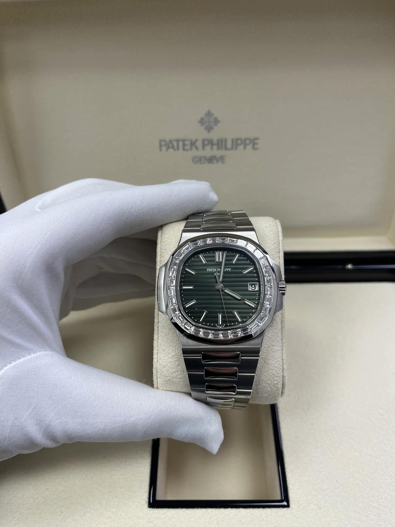 Patek Philippe Nautilus Ref. 5711/1300A-001 Super Clone Watch – Green Dial Stainless Steel Fake Replica