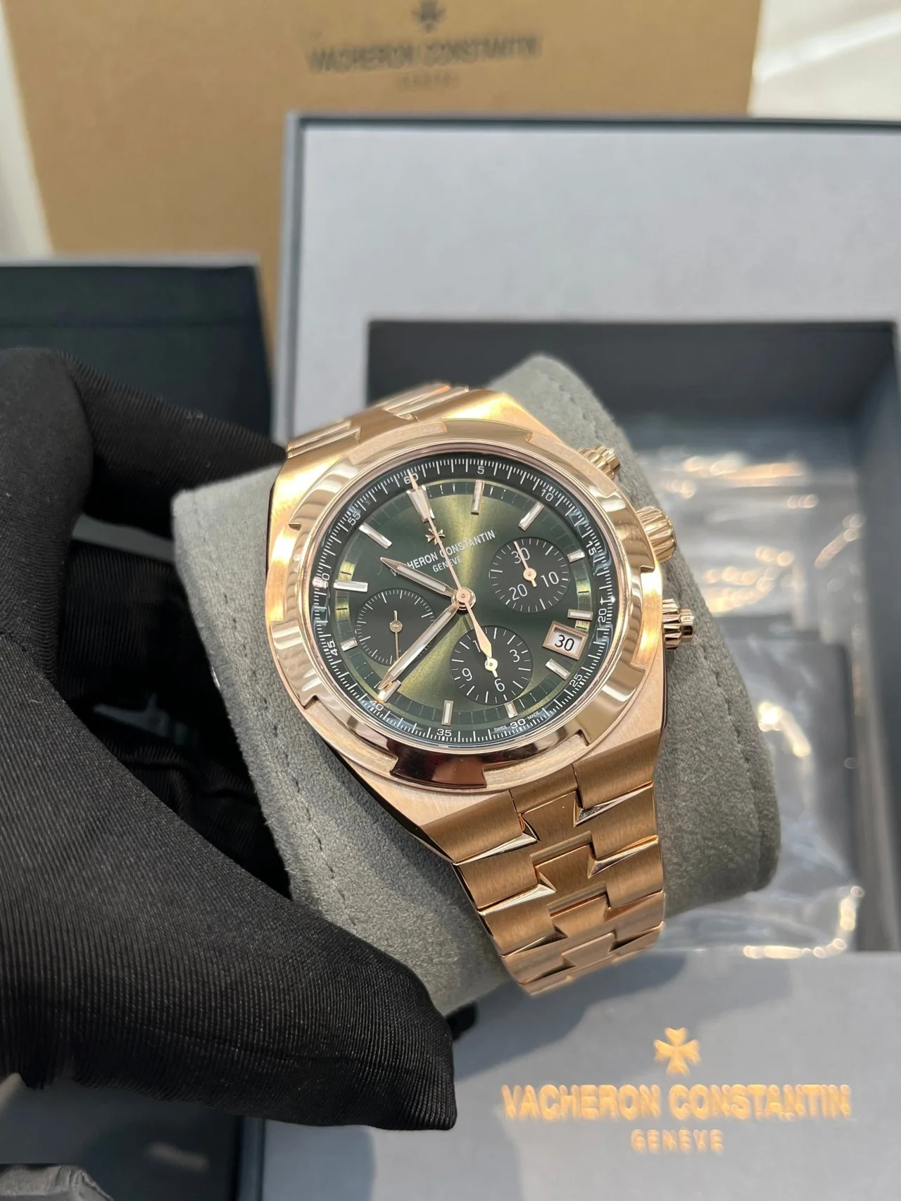 Vacheron Constantin Overseas Ref. 5520V/210R-B966 Super Clone Watch – Rose Gold Blue Dial Fake Replica