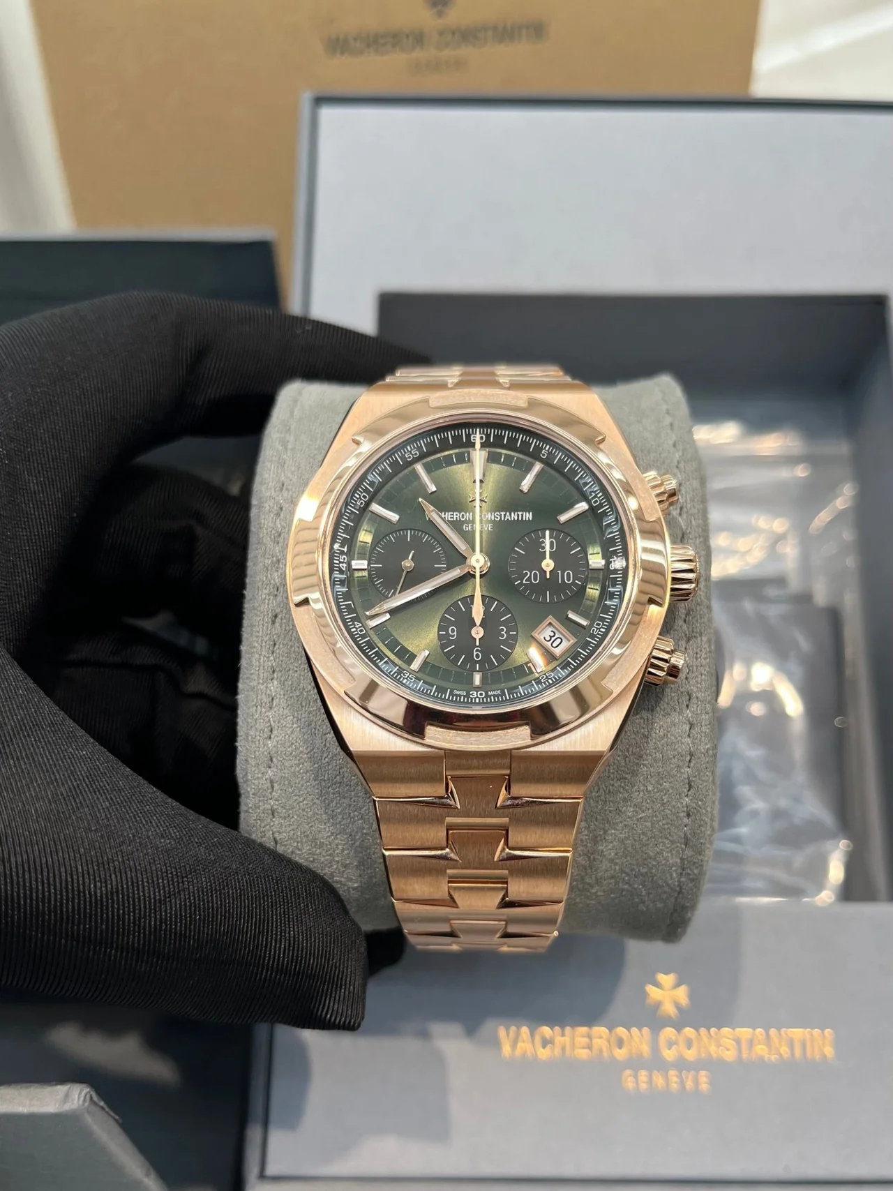 Vacheron Constantin Overseas Ref. 5520V/210R-B966 Super Clone Watch – Rose Gold Blue Dial Fake Replica