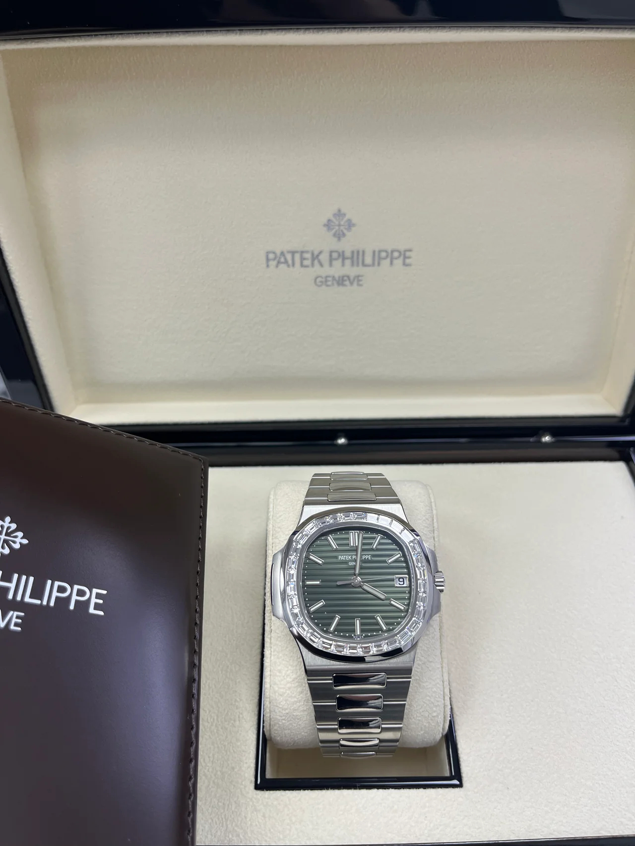 Patek Philippe Nautilus Ref. 5711/1300A-001 Super Clone Watch – Green Dial Stainless Steel Fake Replica