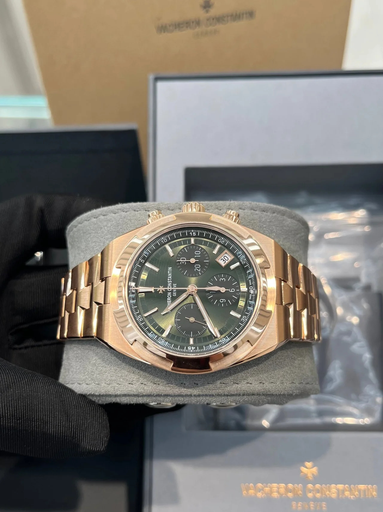 Vacheron Constantin Overseas Ref. 5520V/210R-B966 Super Clone Watch – Rose Gold Blue Dial Fake Replica
