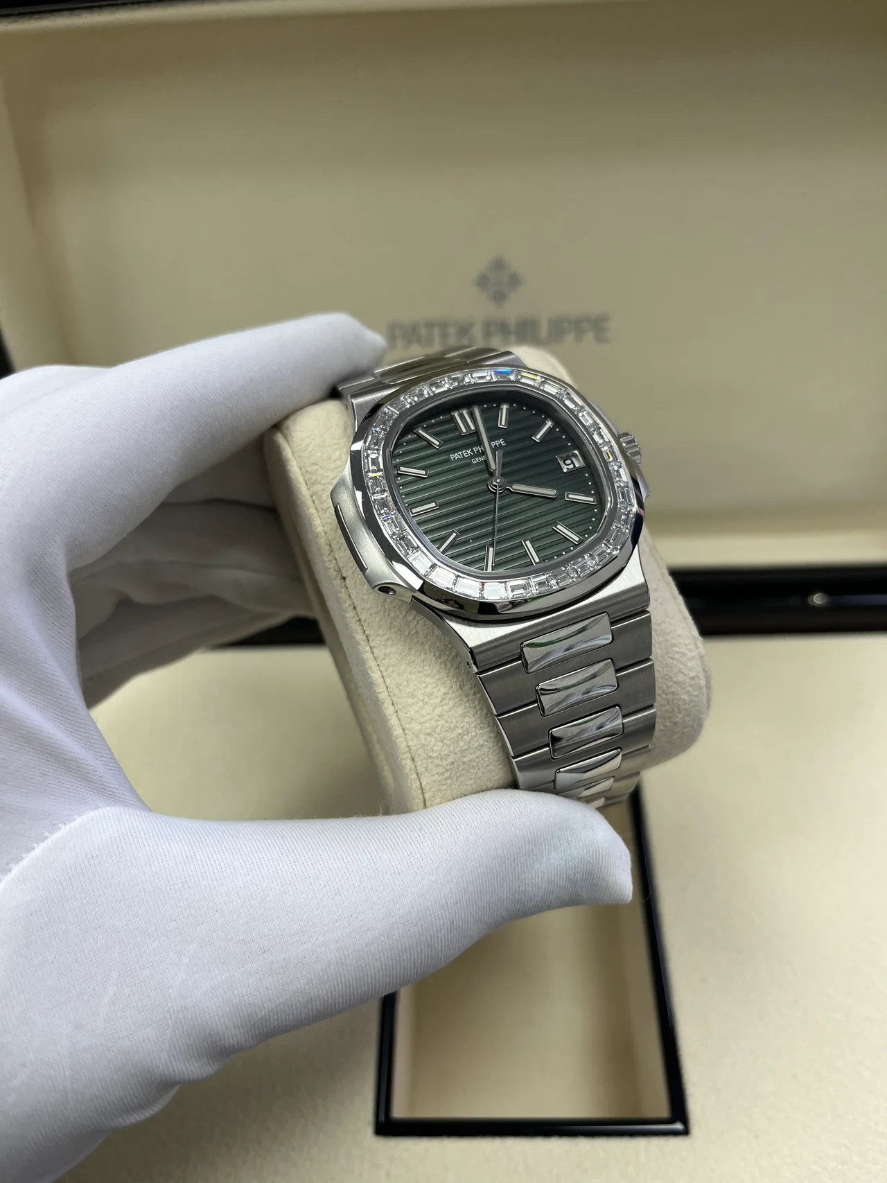 Patek Philippe Nautilus Ref. 5711/1300A-001 Super Clone Watch – Green Dial Stainless Steel Fake Replica