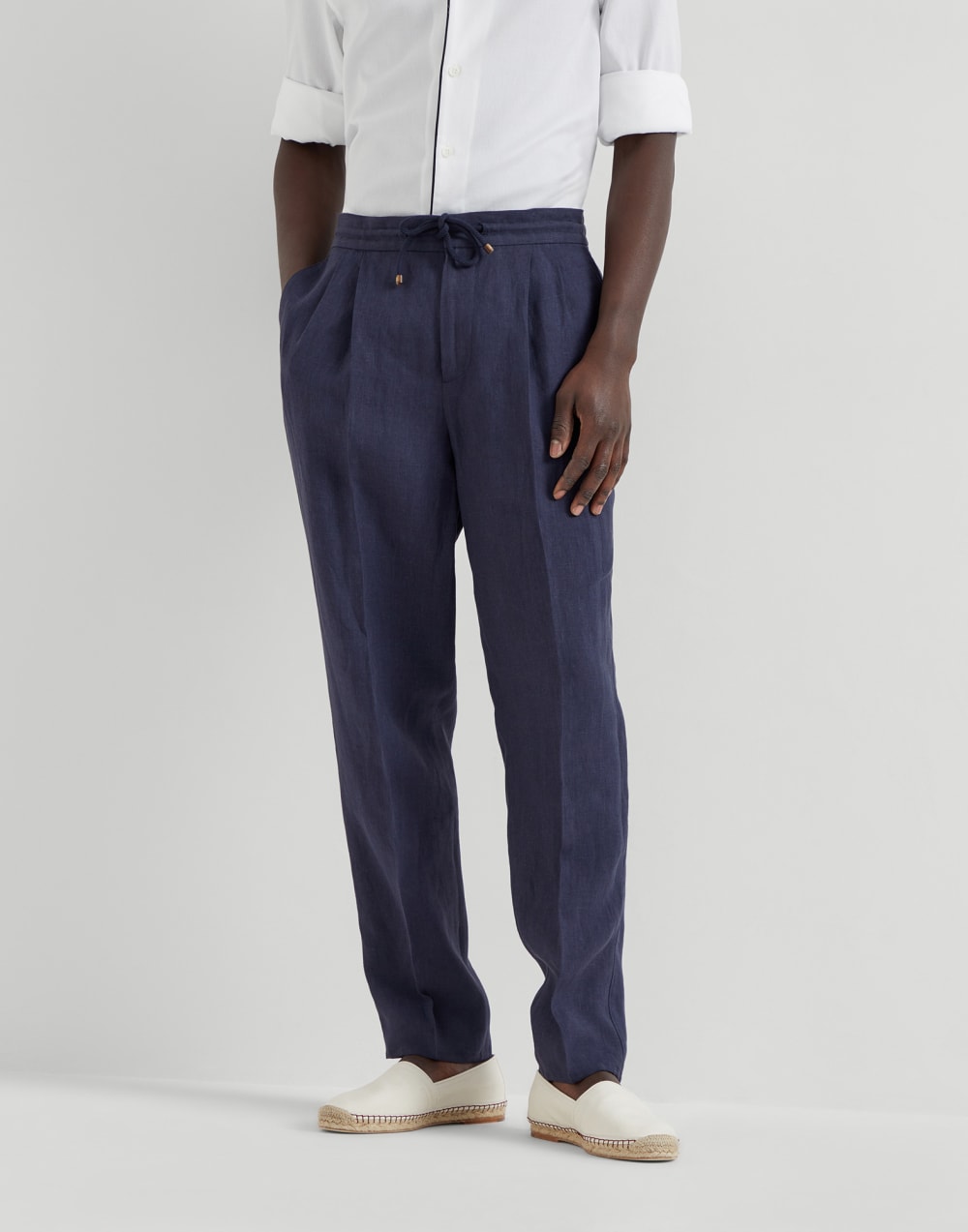 Linen leisure fit trousers with drawstring and double pleats