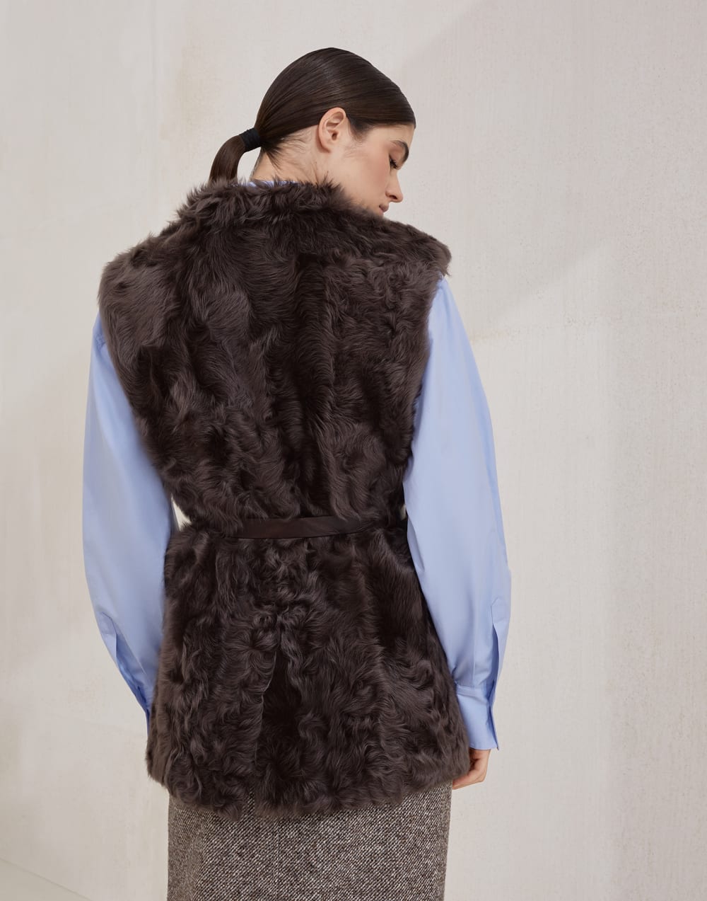 Wavy shearling vest with leather belt and monili