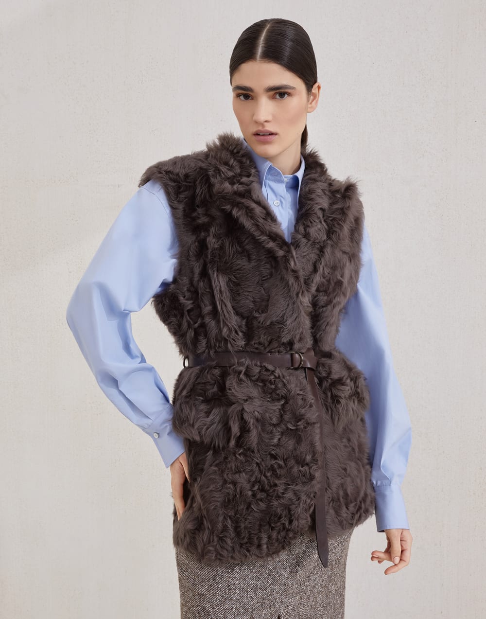 Wavy shearling vest with leather belt and monili