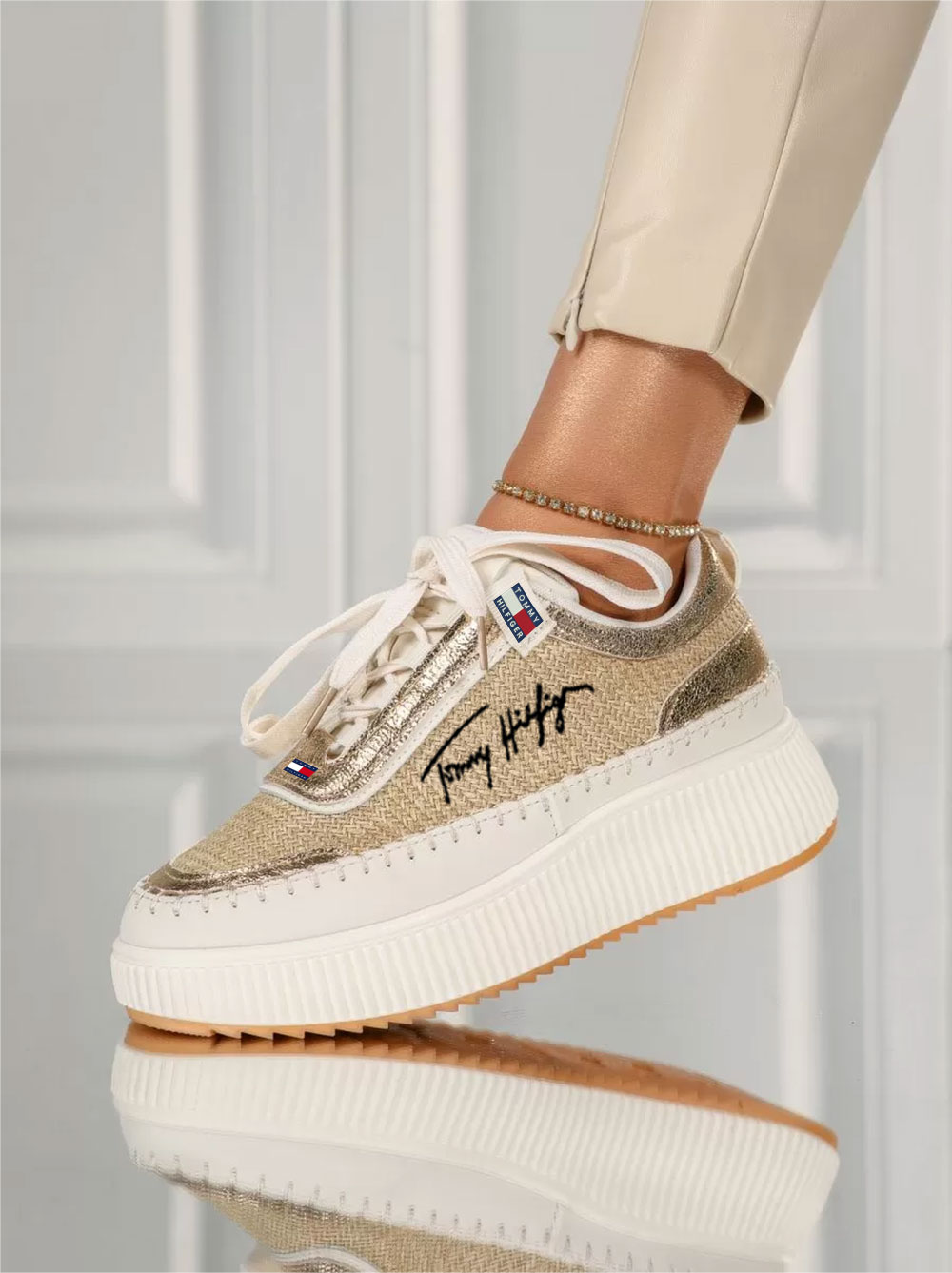 Sales of fashionable women's shoes in 2025