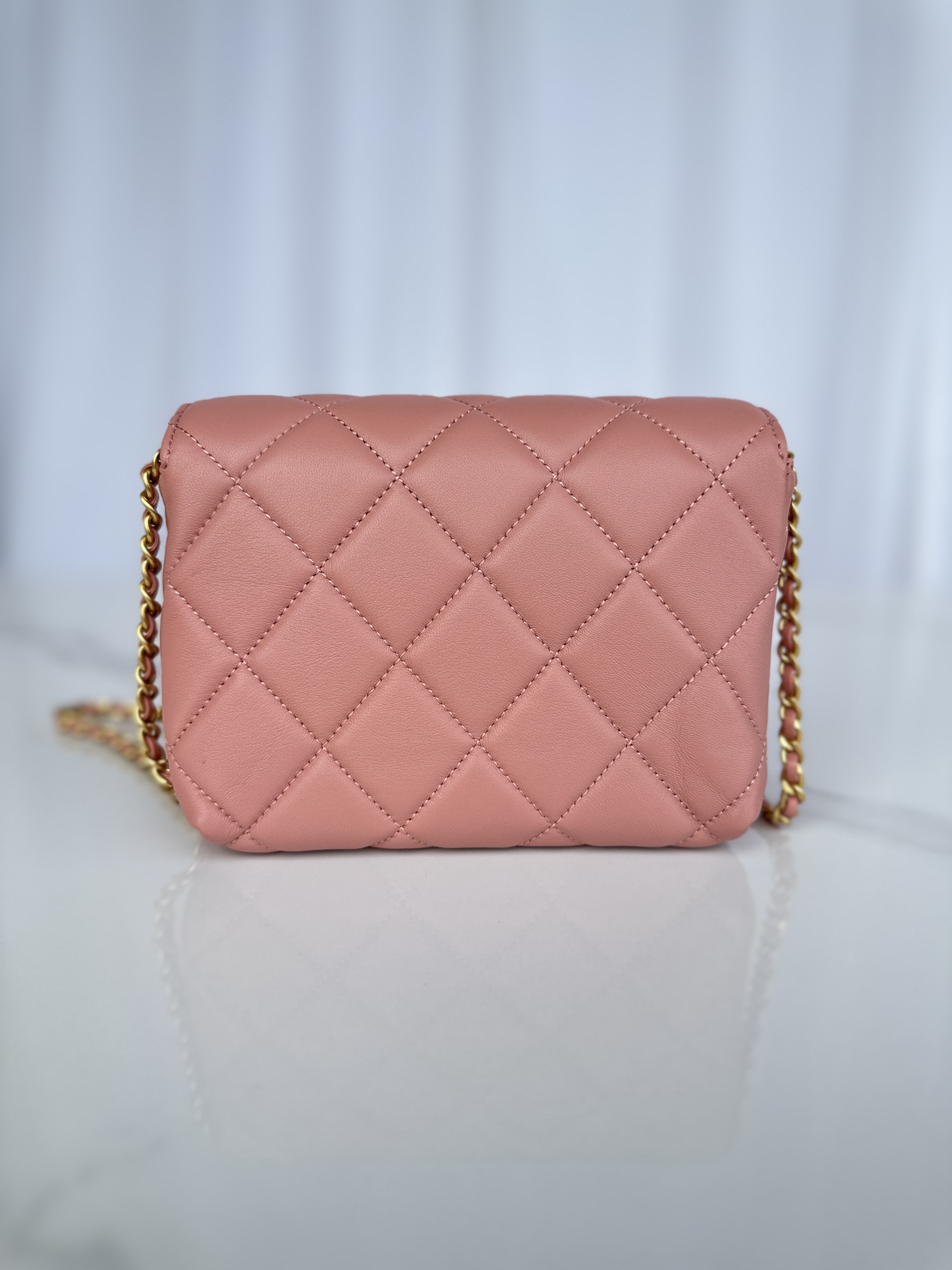 CHANEL Mini flap bag Shiny lambskin, faux pearls and gold coloured metal Rose pink-AS4986
