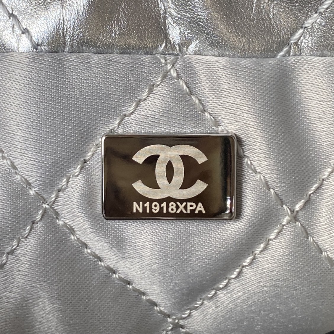 CHANEL CHANEL 22 Mini Handbag Metallic Lambskin & Silver-Tone Metal Silver - AS3980