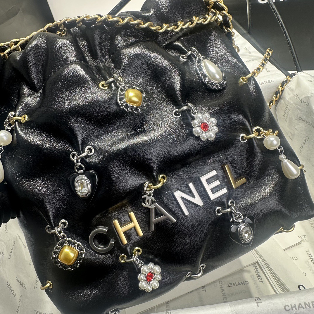 CHANEL CHANEL 22 Mini Handbag Shiny Lambskin, Bijoux Charms & Gold-Tone Metal Black- AS3980