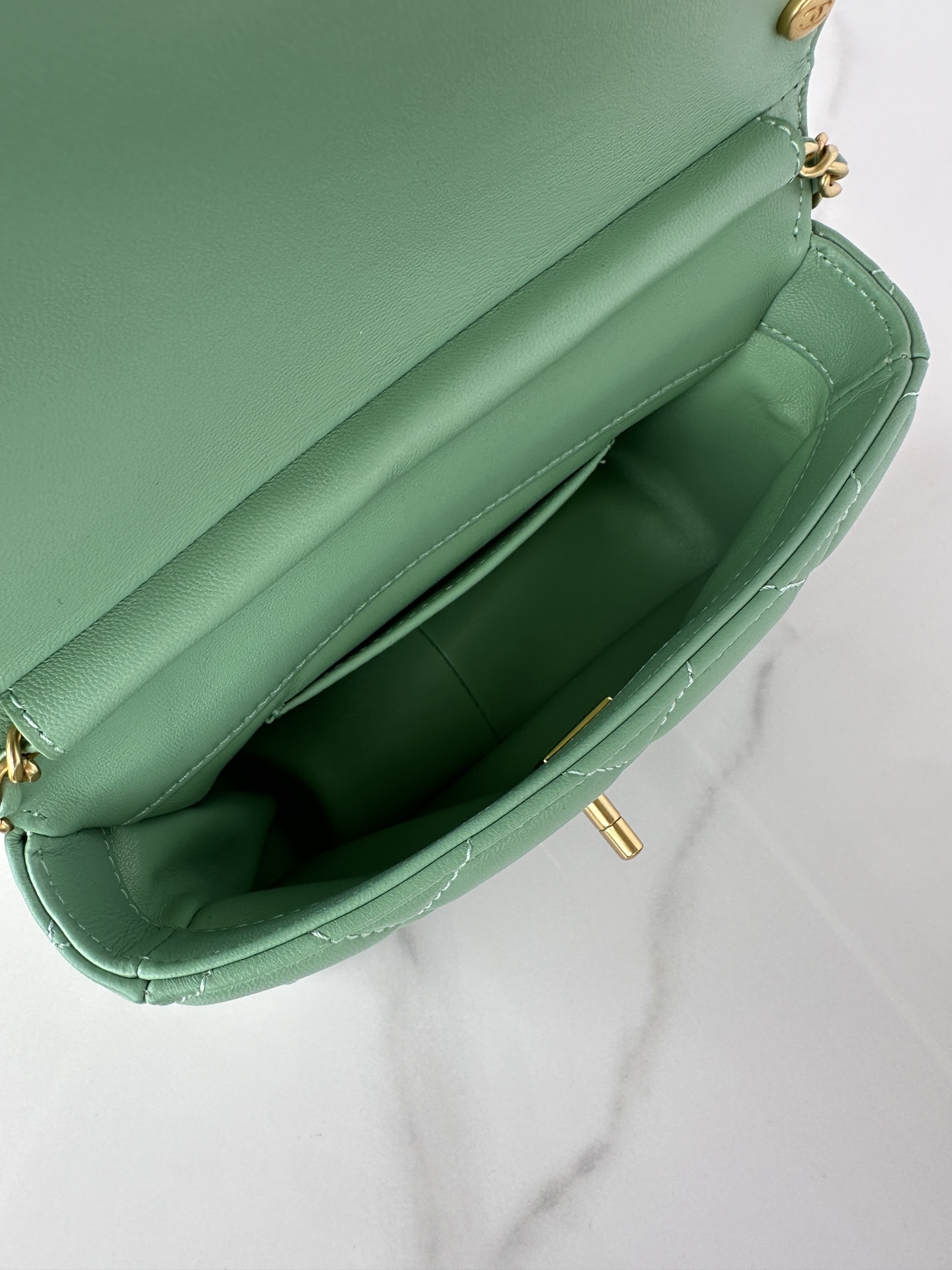 CHANEL Mini flap bag Shiny lambskin, faux pearls and gold coloured metal Green-AS4986