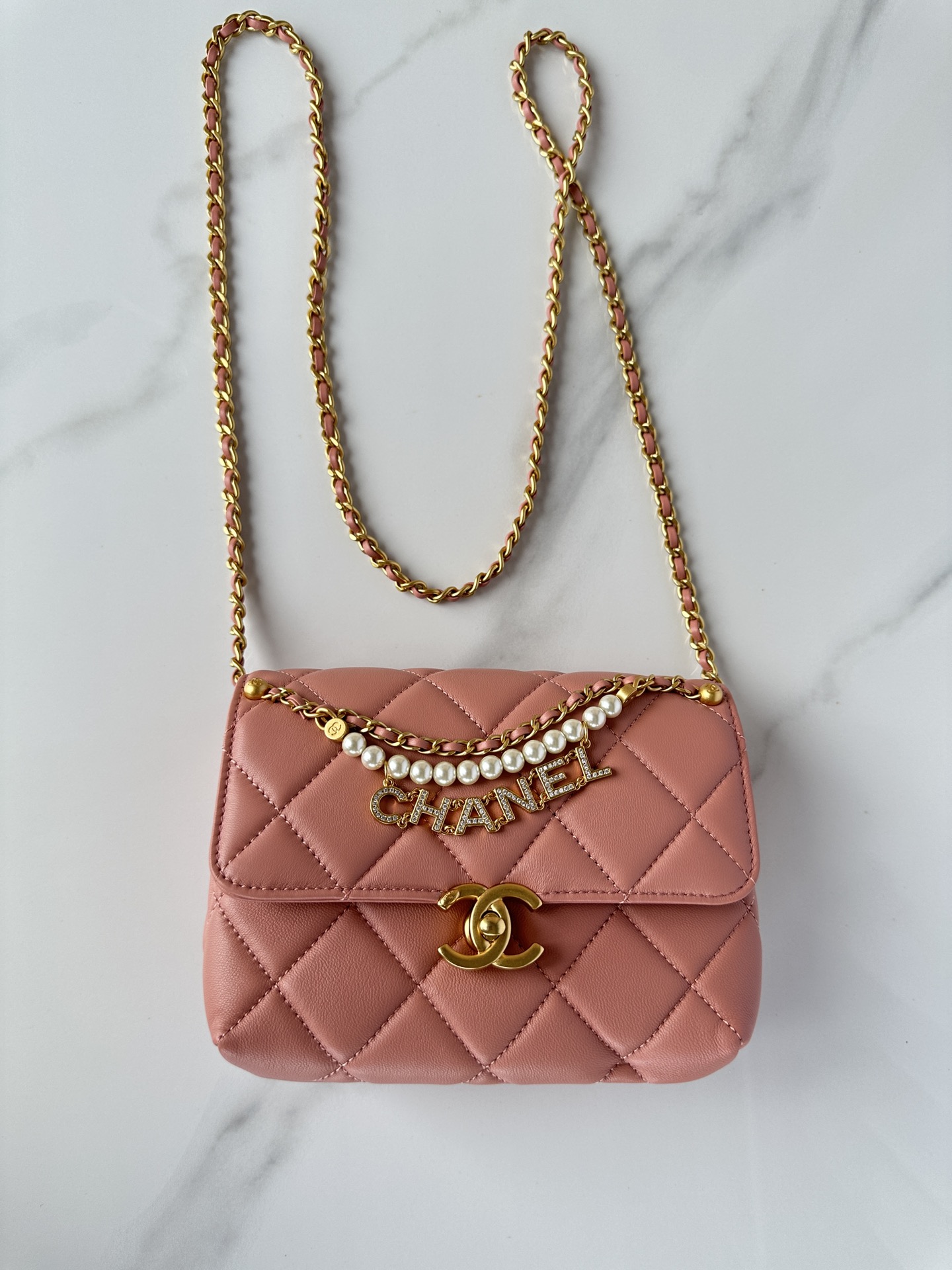 CHANEL Mini flap bag Shiny lambskin, faux pearls and gold coloured metal Rose pink-AS4986