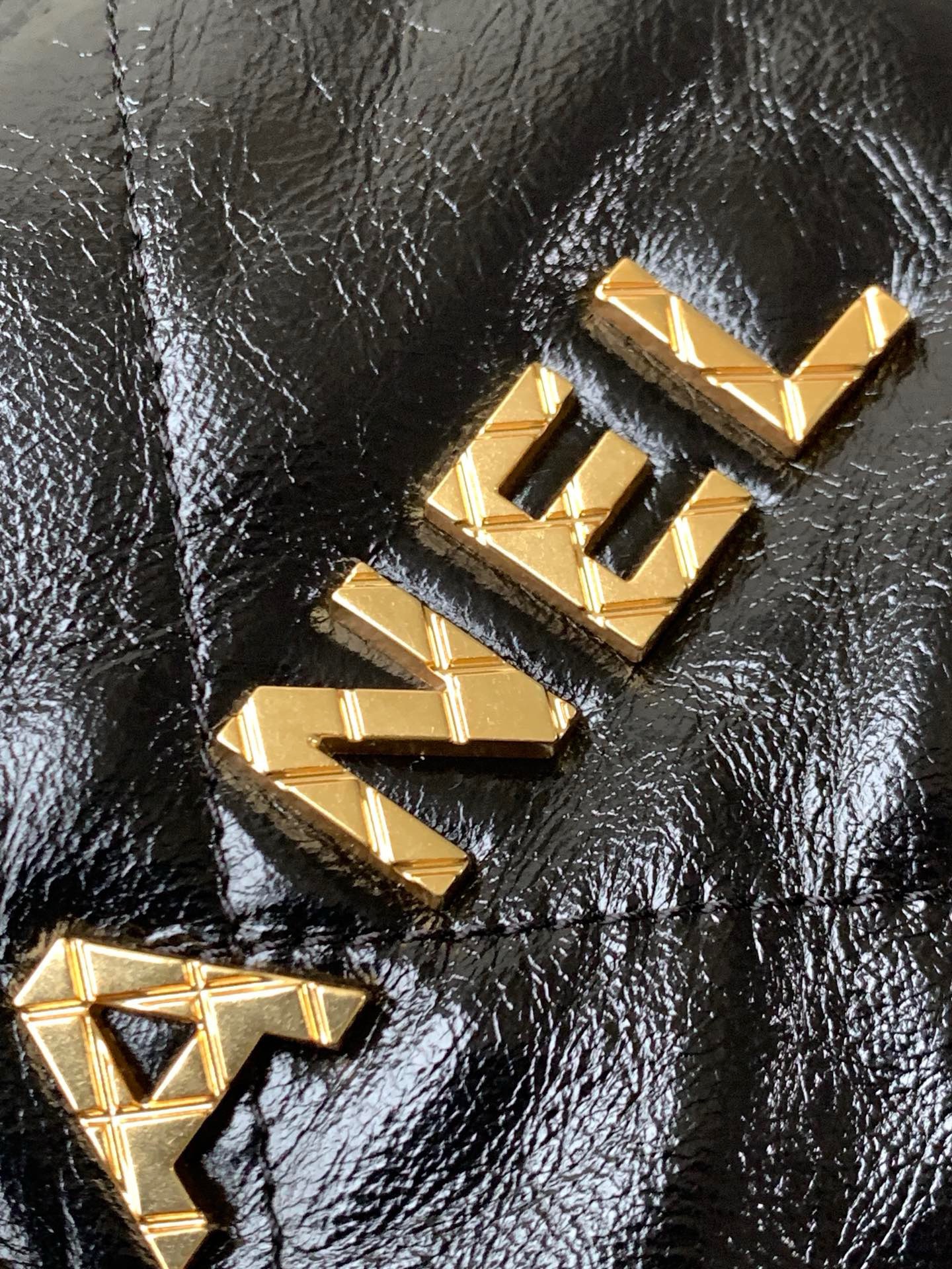 CHANEL CHANEL 22 Mini Handbag Shiny Calfskin, Imitation Pearls & Gold-Tone Metal Black- AS3980