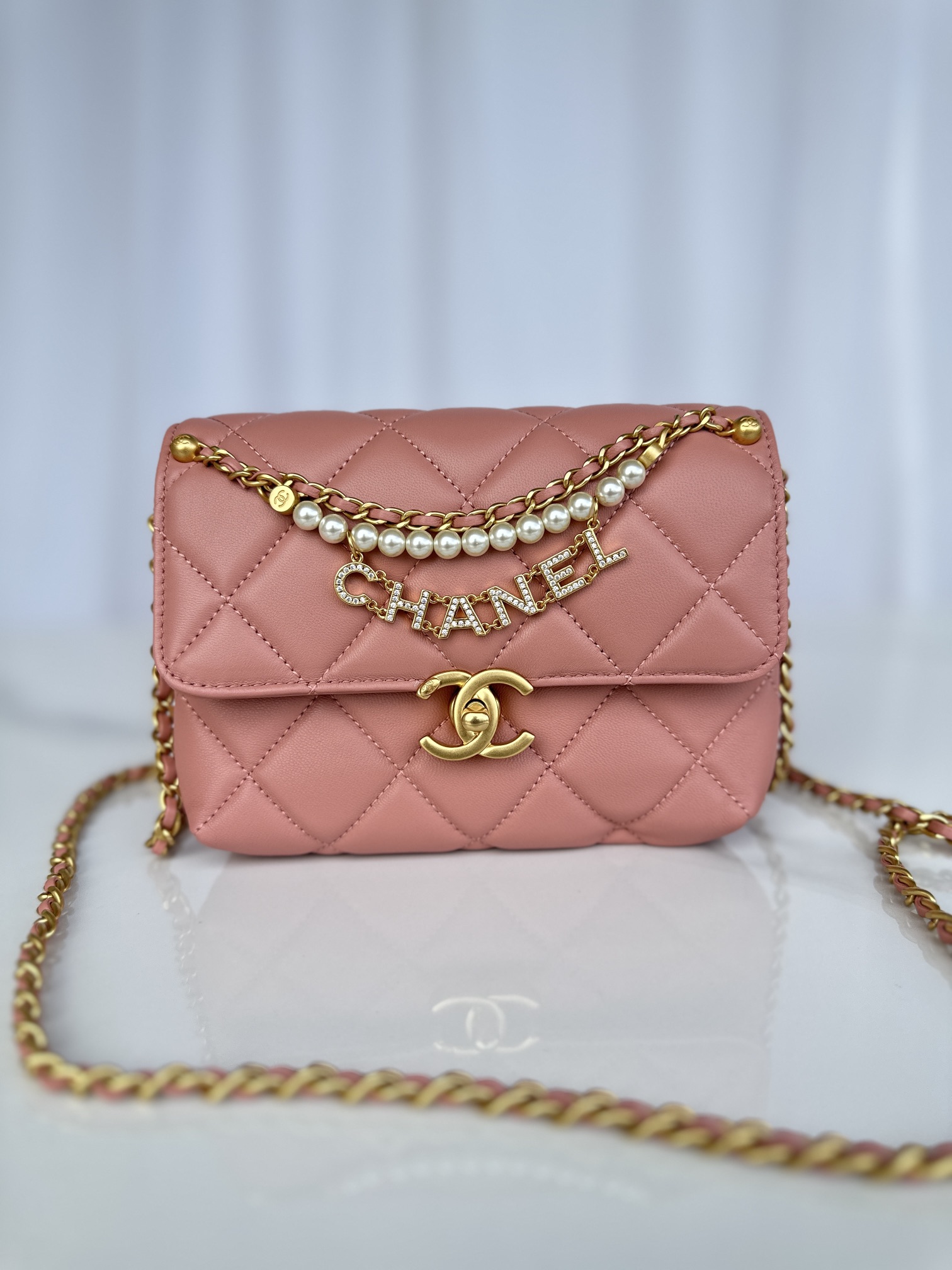 CHANEL Mini flap bag Shiny lambskin, faux pearls and gold coloured metal Rose pink-AS4986