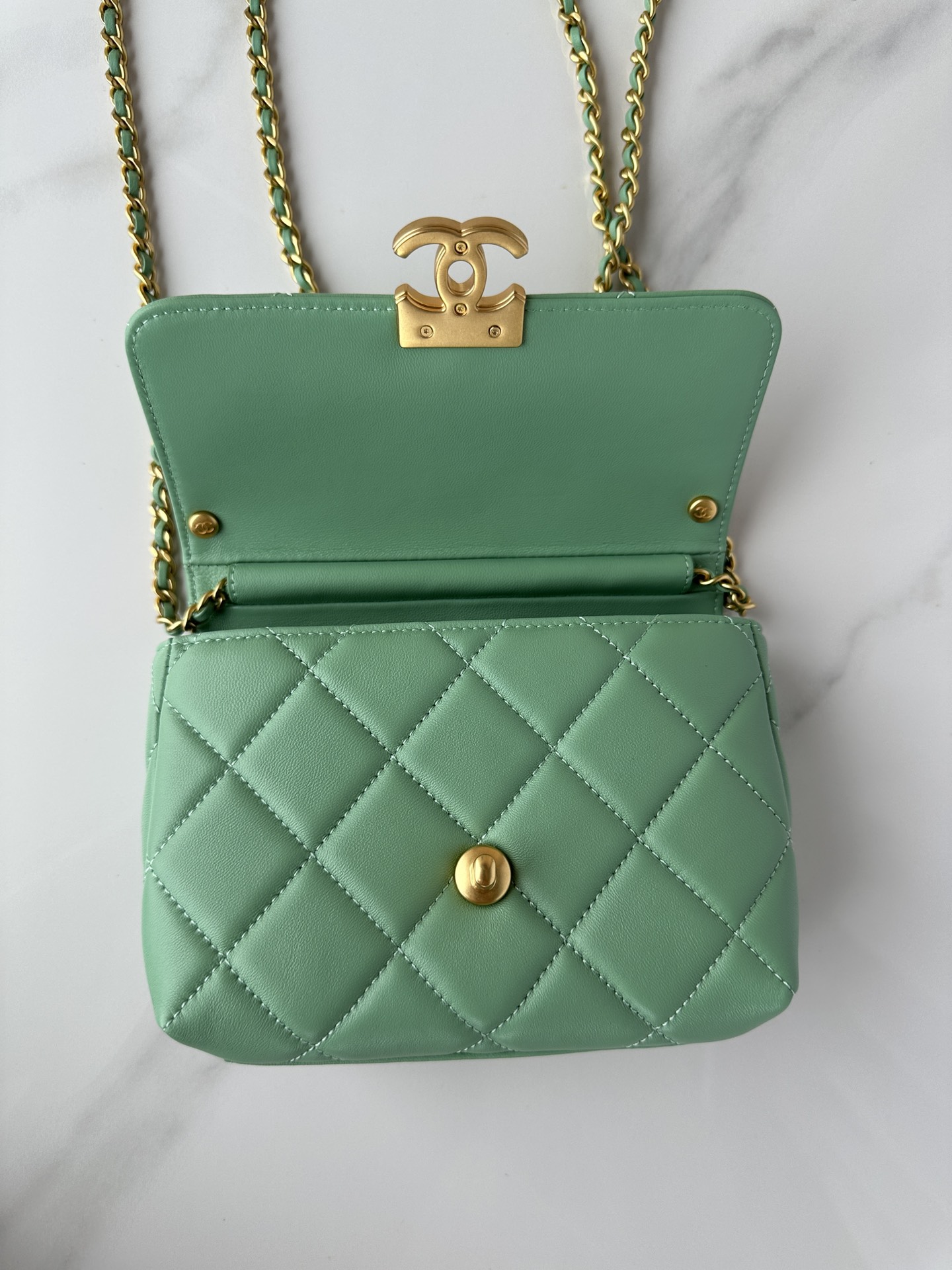 CHANEL Mini flap bag Shiny lambskin, faux pearls and gold coloured metal Green-AS4986