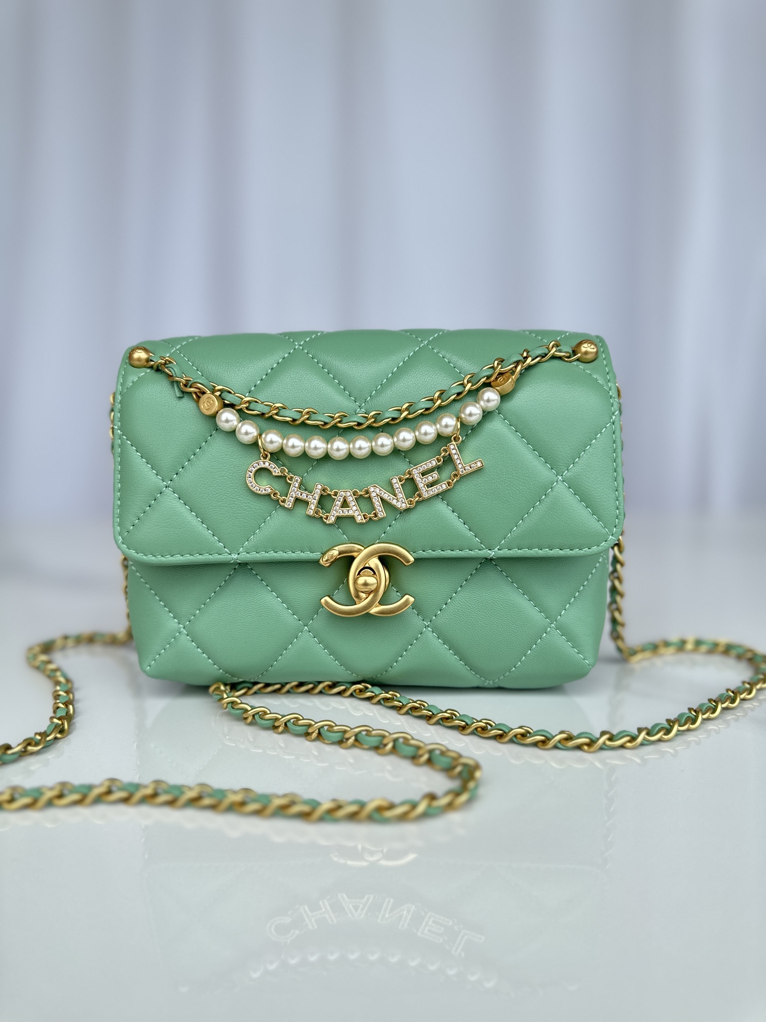 CHANEL Mini flap bag Shiny lambskin, faux pearls and gold coloured metal Green-AS4986