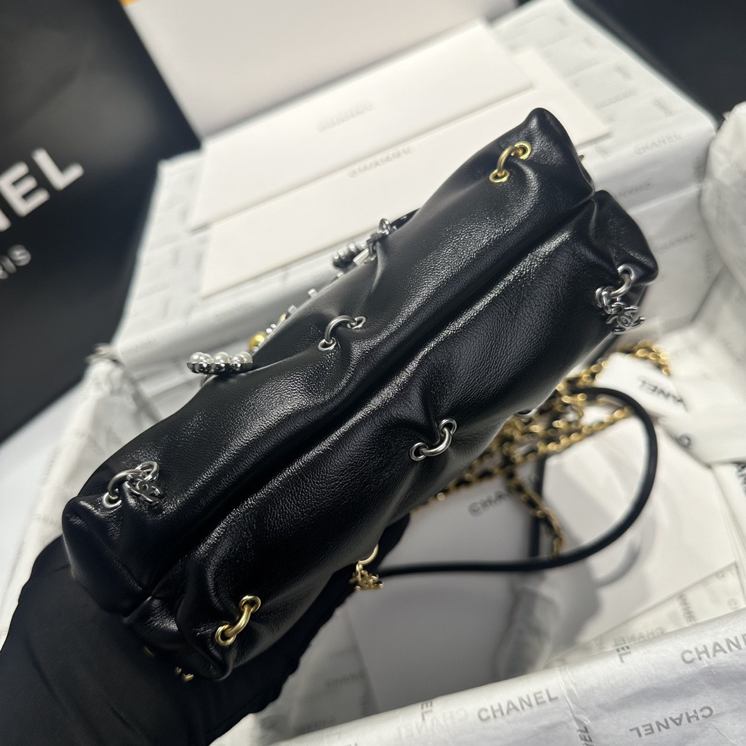 CHANEL CHANEL 22 Mini Handbag Shiny Lambskin, Bijoux Charms & Gold-Tone Metal Black- AS3980