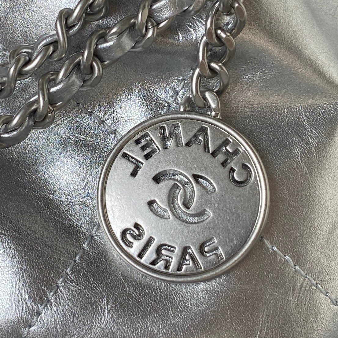 CHANEL CHANEL 22 Mini Handbag Metallic Lambskin & Silver-Tone Metal Silver - AS3980