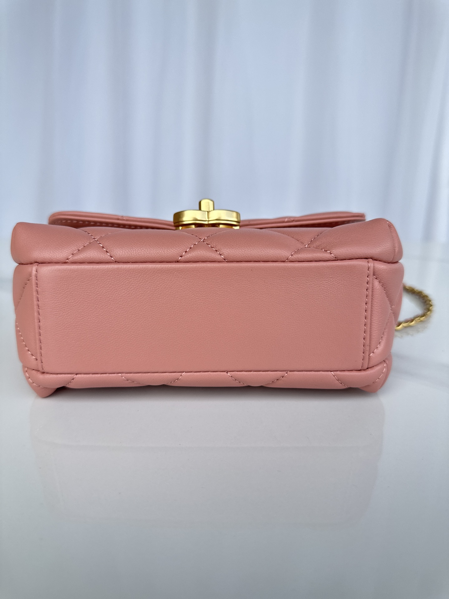 CHANEL Mini flap bag Shiny lambskin, faux pearls and gold coloured metal Rose pink-AS4986