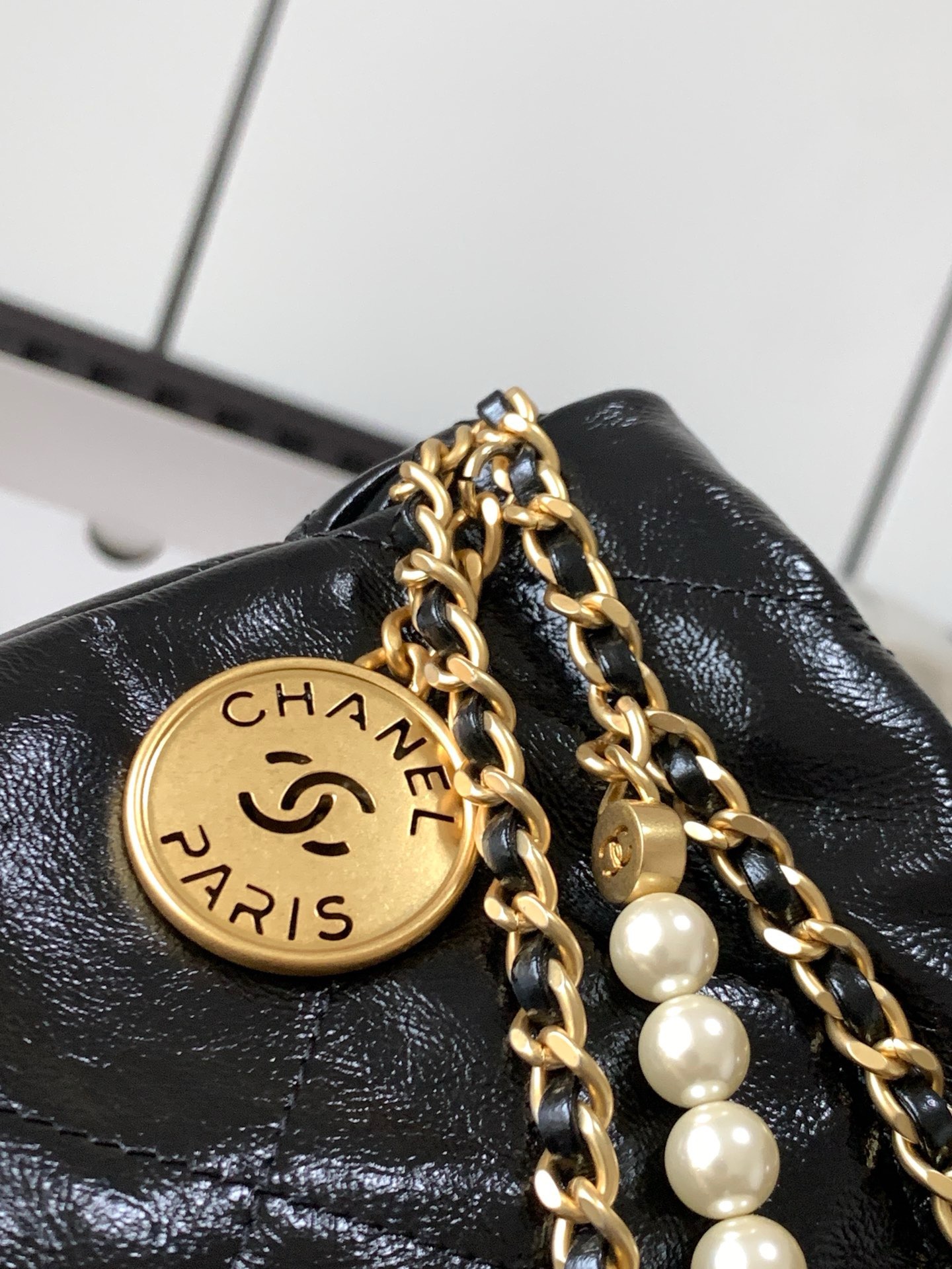 CHANEL CHANEL 22 Mini Handbag Shiny Calfskin, Imitation Pearls & Gold-Tone Metal Black- AS3980