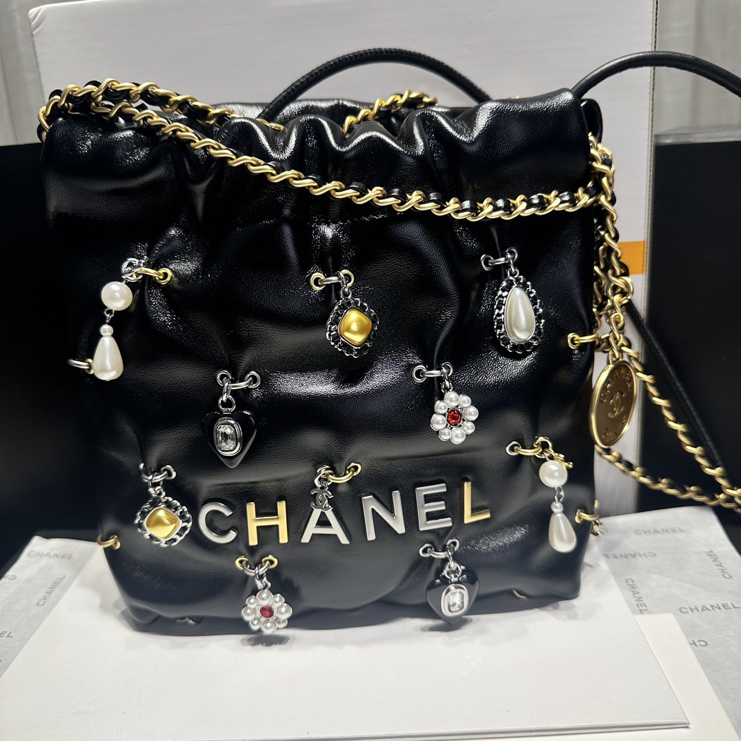 CHANEL CHANEL 22 Mini Handbag Shiny Lambskin, Bijoux Charms & Gold-Tone Metal Black- AS3980