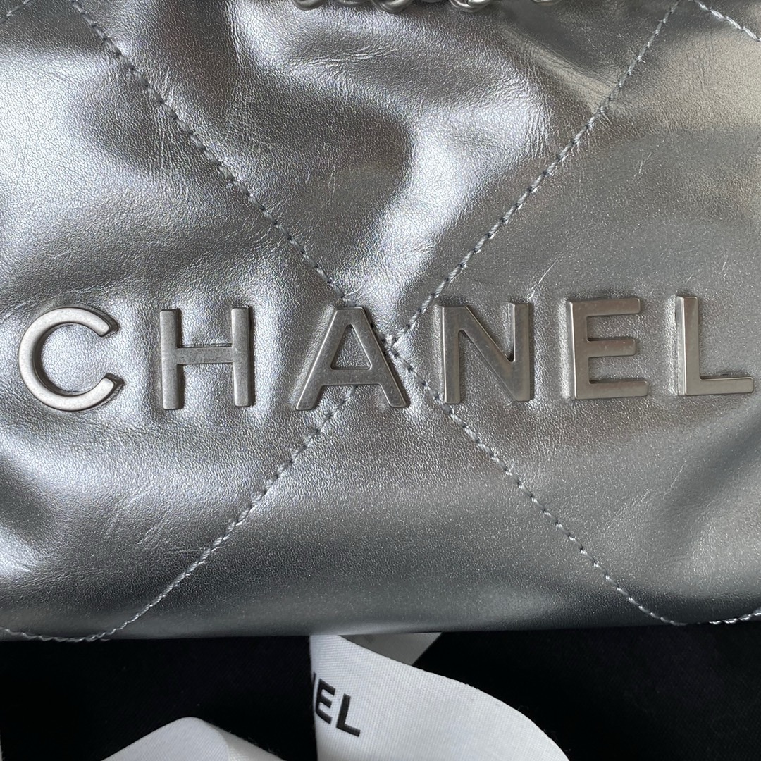 CHANEL CHANEL 22 Mini Handbag Metallic Lambskin & Silver-Tone Metal Silver - AS3980