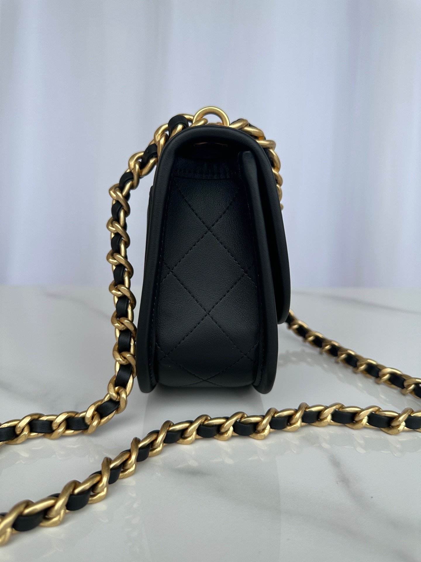 CHANELMessenger bag Calfskin with gold coloured metal Black-AS4845