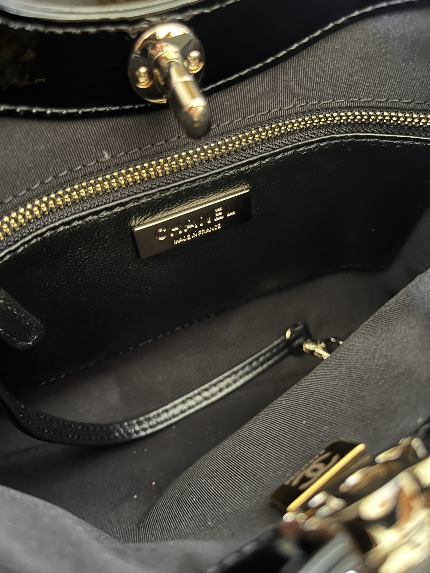 CHANEL 31 Mini Shopping Bag Lacquer Black2-AS4133