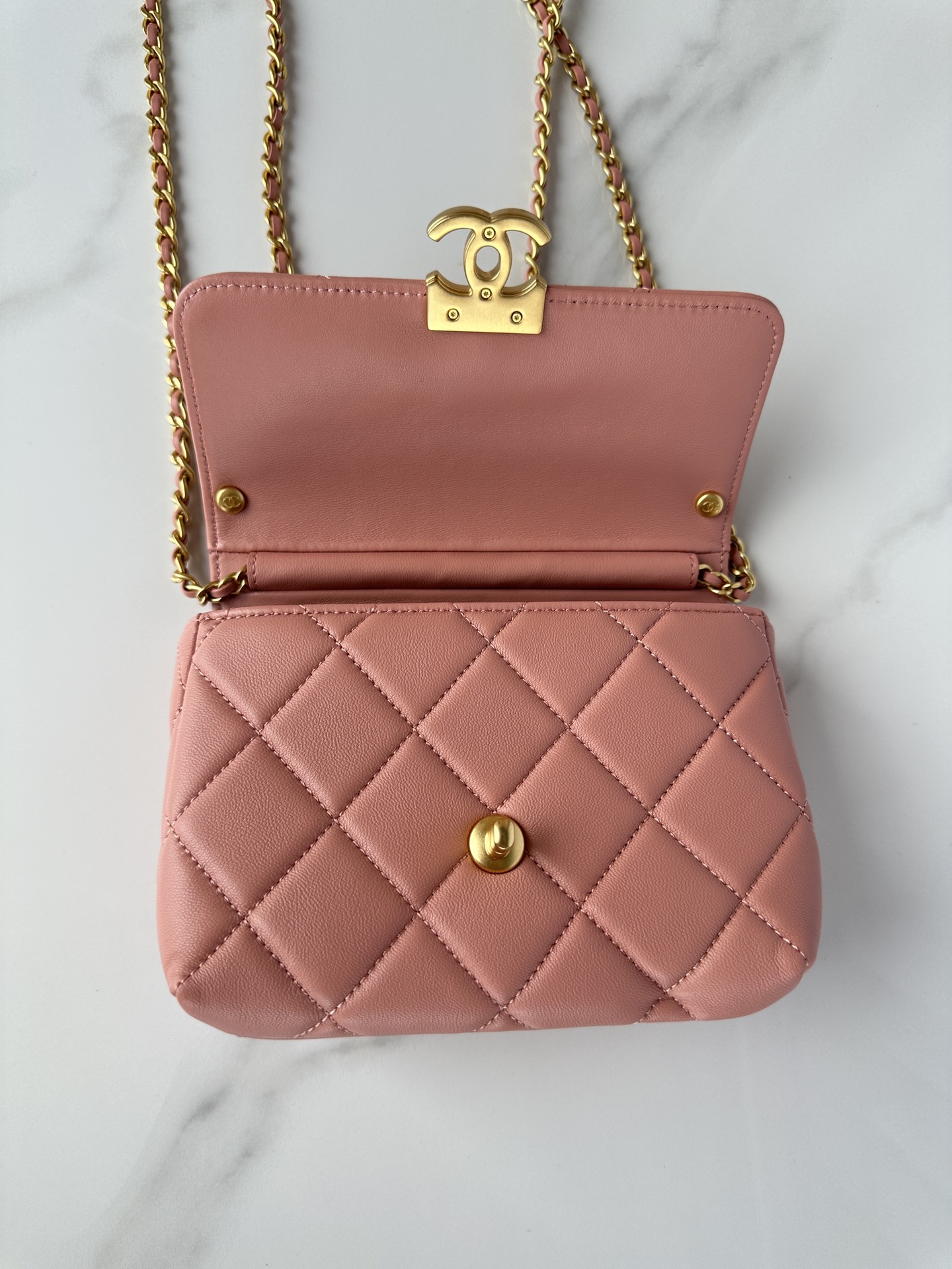 CHANEL Mini flap bag Shiny lambskin, faux pearls and gold coloured metal Rose pink-AS4986