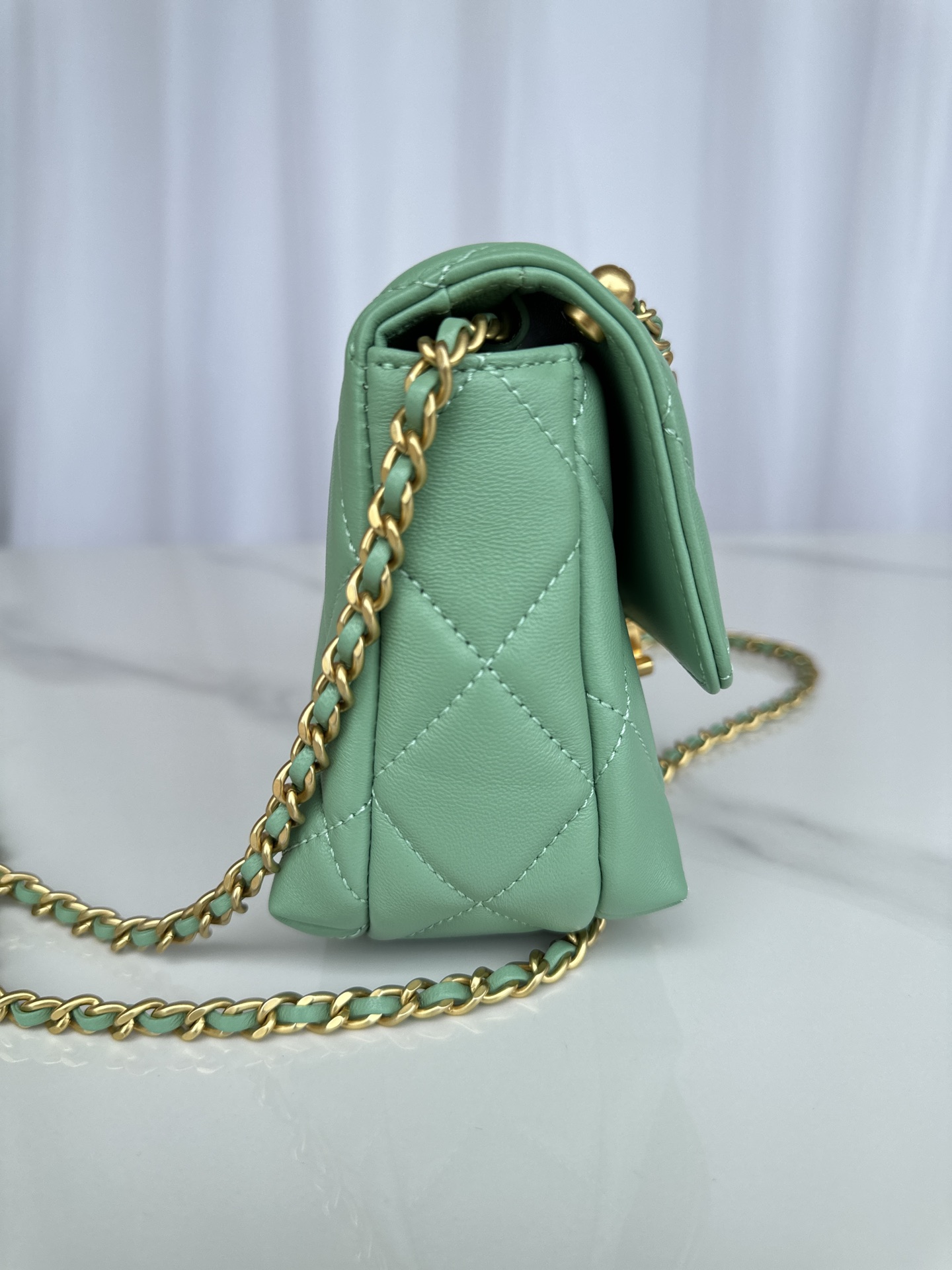 CHANEL Mini flap bag Shiny lambskin, faux pearls and gold coloured metal Green-AS4986