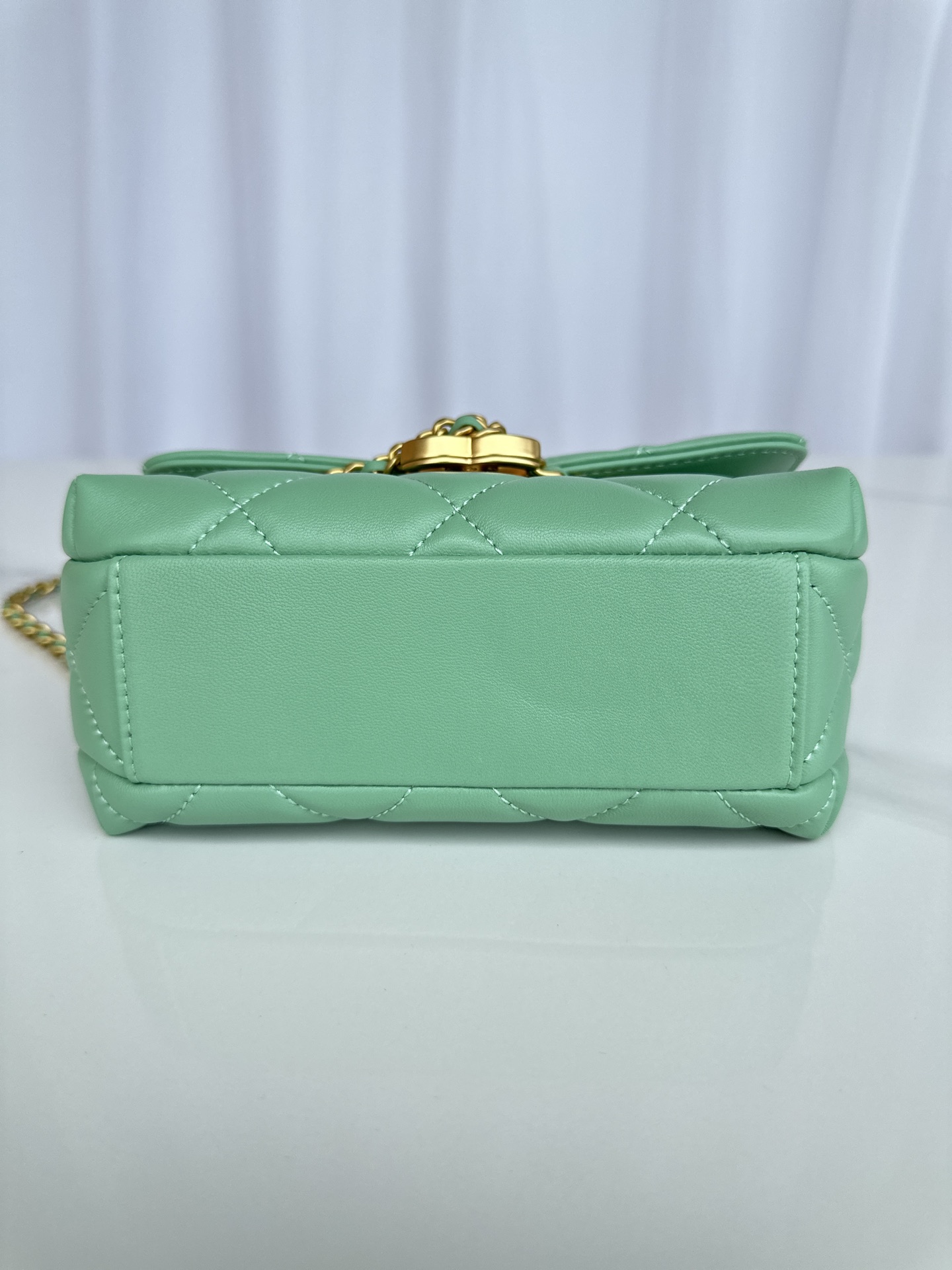 CHANEL Mini flap bag Shiny lambskin, faux pearls and gold coloured metal Green-AS4986