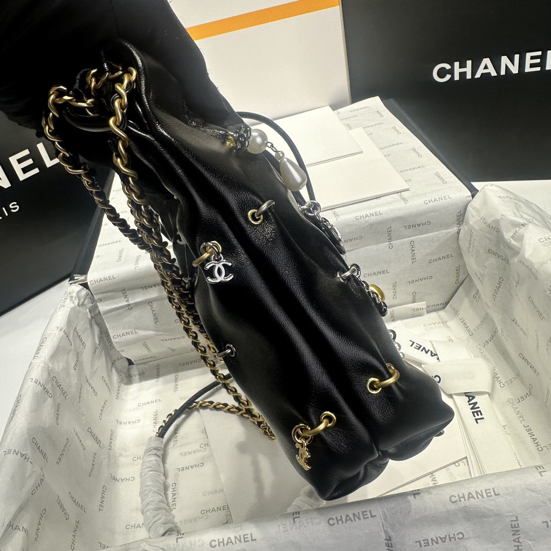 CHANEL CHANEL 22 Mini Handbag Shiny Lambskin, Bijoux Charms & Gold-Tone Metal Black- AS3980