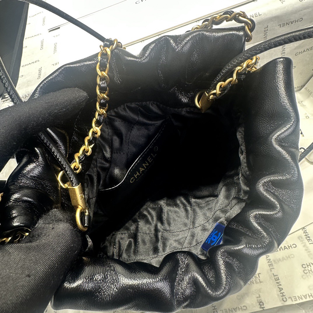 CHANEL CHANEL 22 Mini Handbag Shiny Lambskin, Bijoux Charms & Gold-Tone Metal Black- AS3980