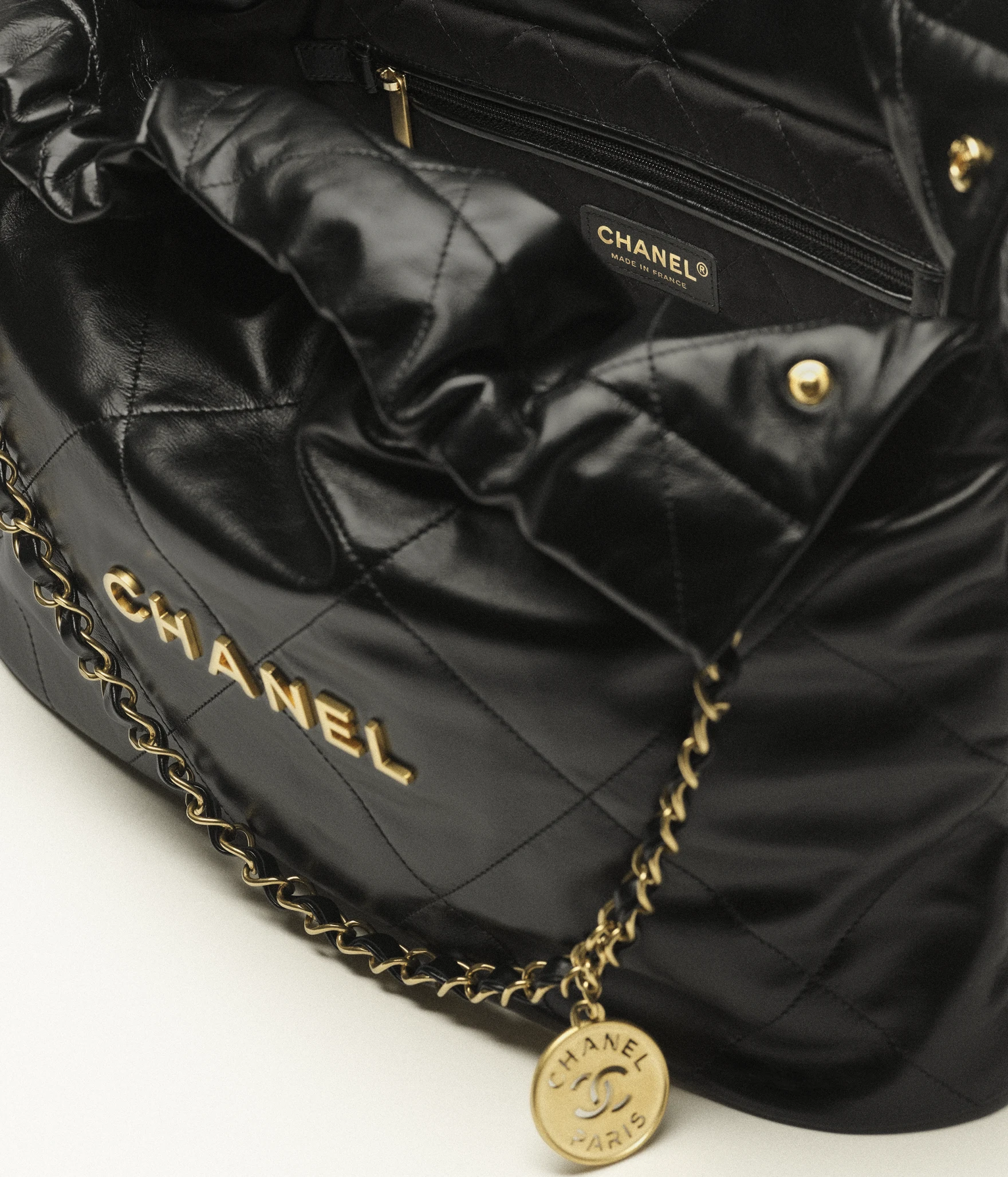 CHANEL 22 Handbag Shiny Calfskin & Gold-Tone Metal AS3261
