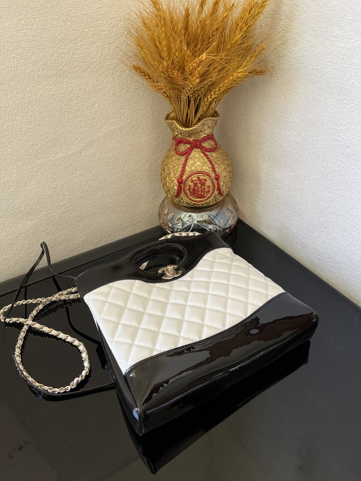 CHANEL 31 Mini Shopping Bag Lacquer Black2-AS4133