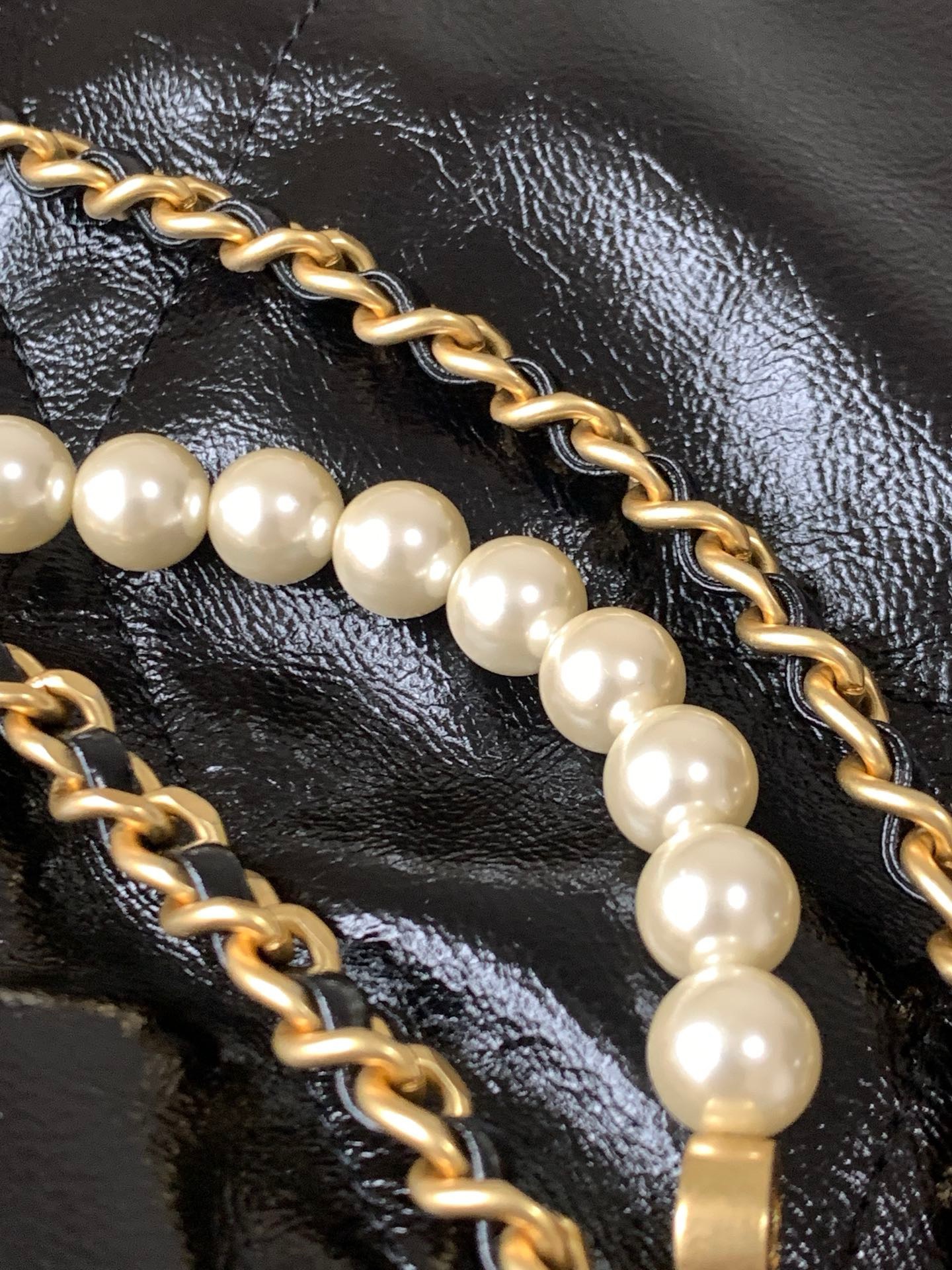 CHANEL CHANEL 22 Mini Handbag Shiny Calfskin, Imitation Pearls & Gold-Tone Metal Black- AS3980