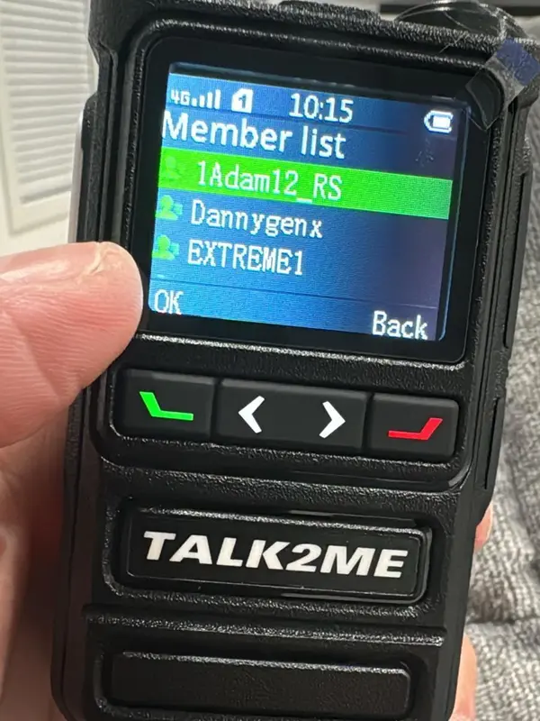 Talk2Me 25 STANDARD Rádio portátil walkie-talkie com cabo de carregamento USB, 1 ano de serviço incluído. O walkie-talkie mais popular, cobertura em 36 países, compatível com todas as operadoras nos EUA, rádio global durável.