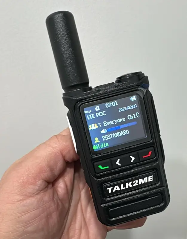 Talk2Me 25 STANDARD Rádio portátil walkie-talkie com cabo de carregamento USB, 1 ano de serviço incluído. O walkie-talkie mais popular, cobertura em 36 países, compatível com todas as operadoras nos EUA, rádio global durável.