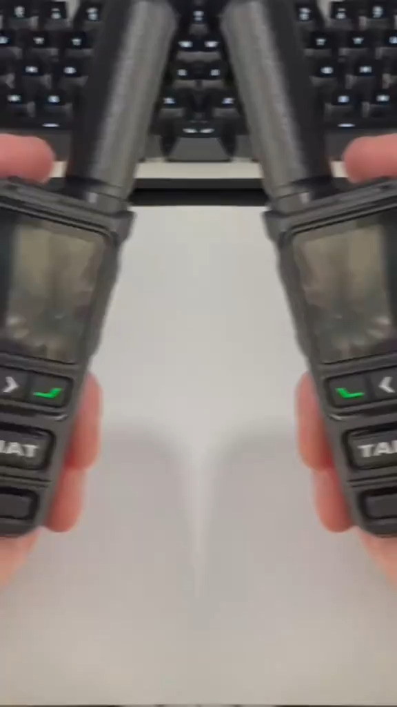 Talk2Me 25 STANDARD Rádio portátil walkie-talkie com cabo de carregamento USB, 1 ano de serviço incluído. O walkie-talkie mais popular, cobertura em 36 países, compatível com todas as operadoras nos EUA, rádio global durável.