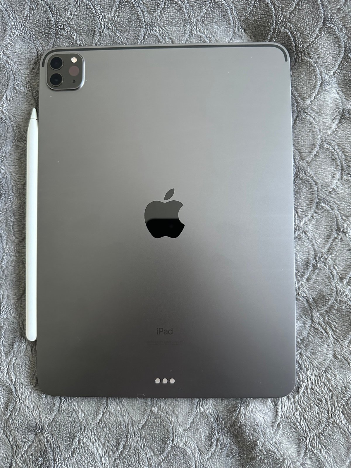 iPad Pro with M1 Chip 256GB - Apple Pencil & Case Bundle 3P96