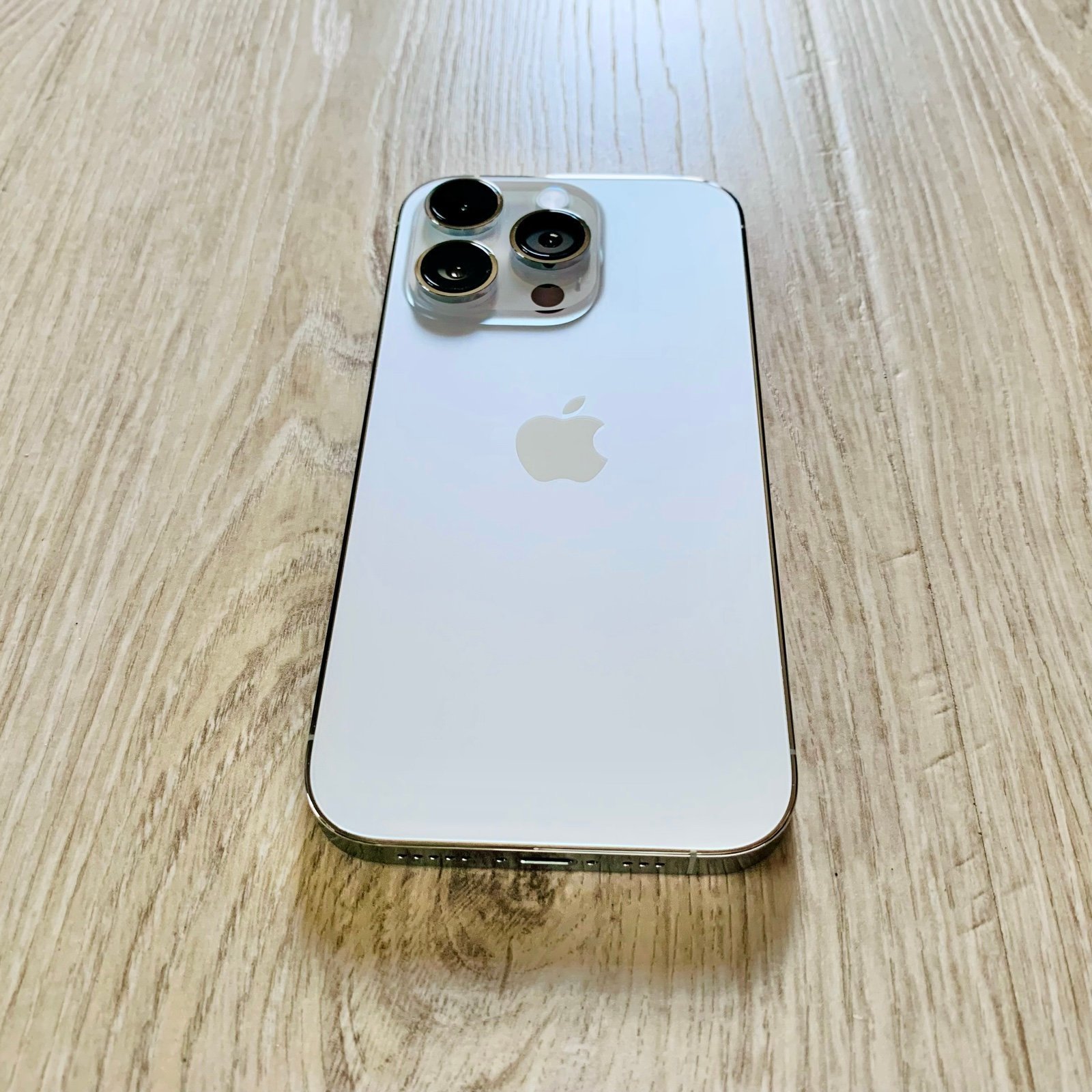 iPhone 14 PRO : 256GB - SILVER / UNLOCKED / APPLE WARRANTY - Like New Condition 7V39