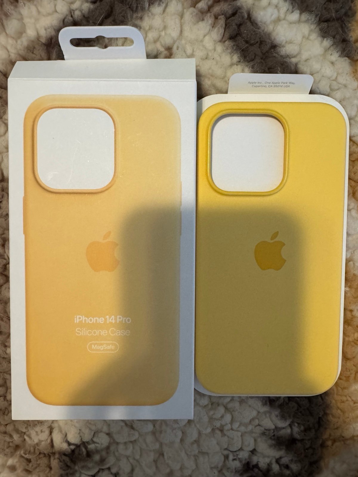 iphone14 pro with 4 Apple Cases and 2 Tempered Glass Screen Protectors 9O83