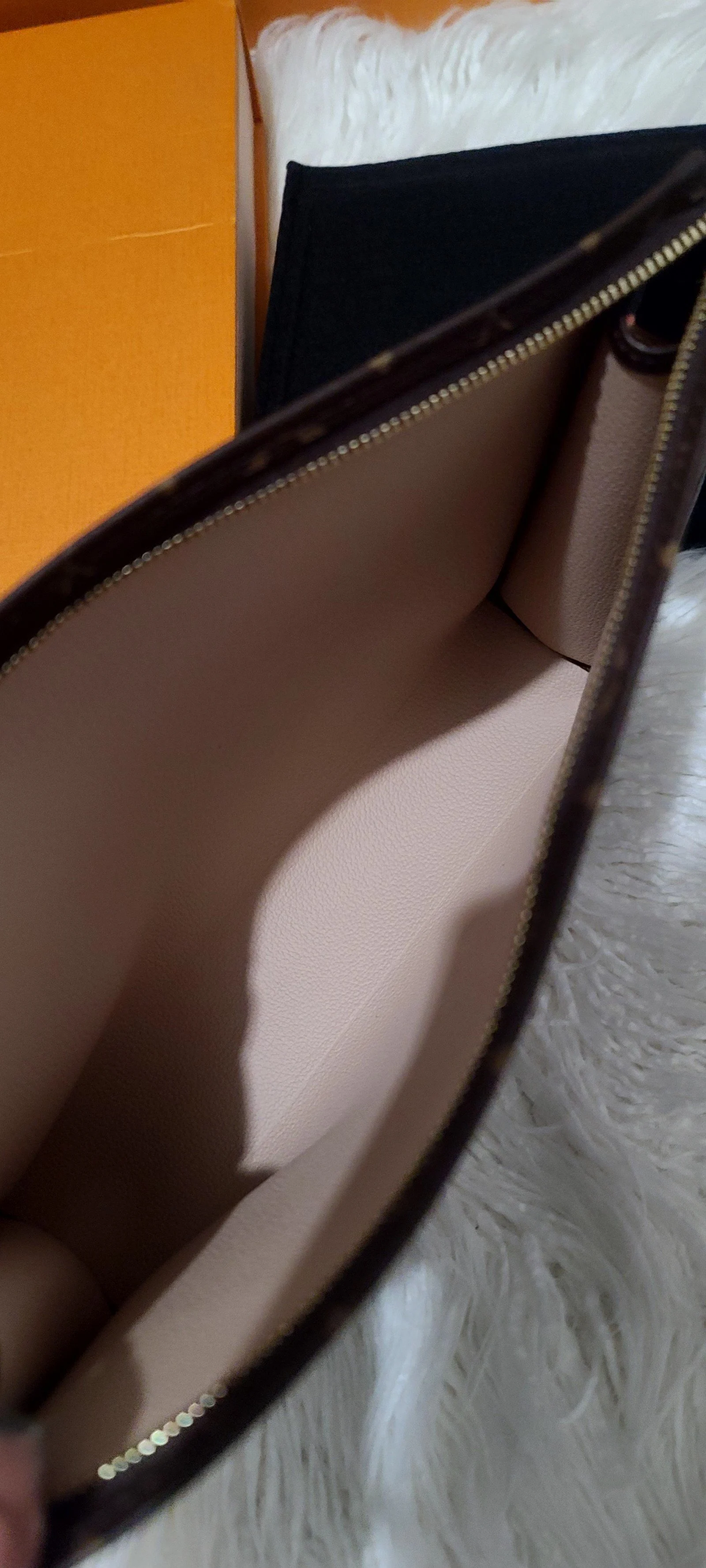 Toiletry 26 with insert