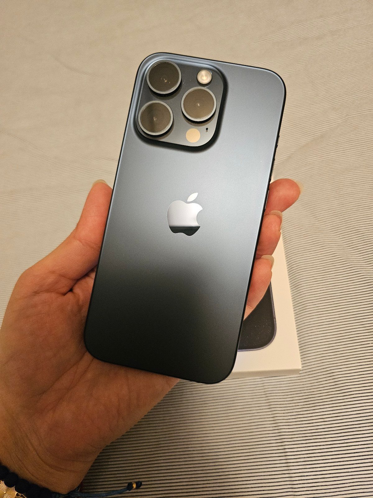 Apple iPhone 15 pro unlocked 6O17