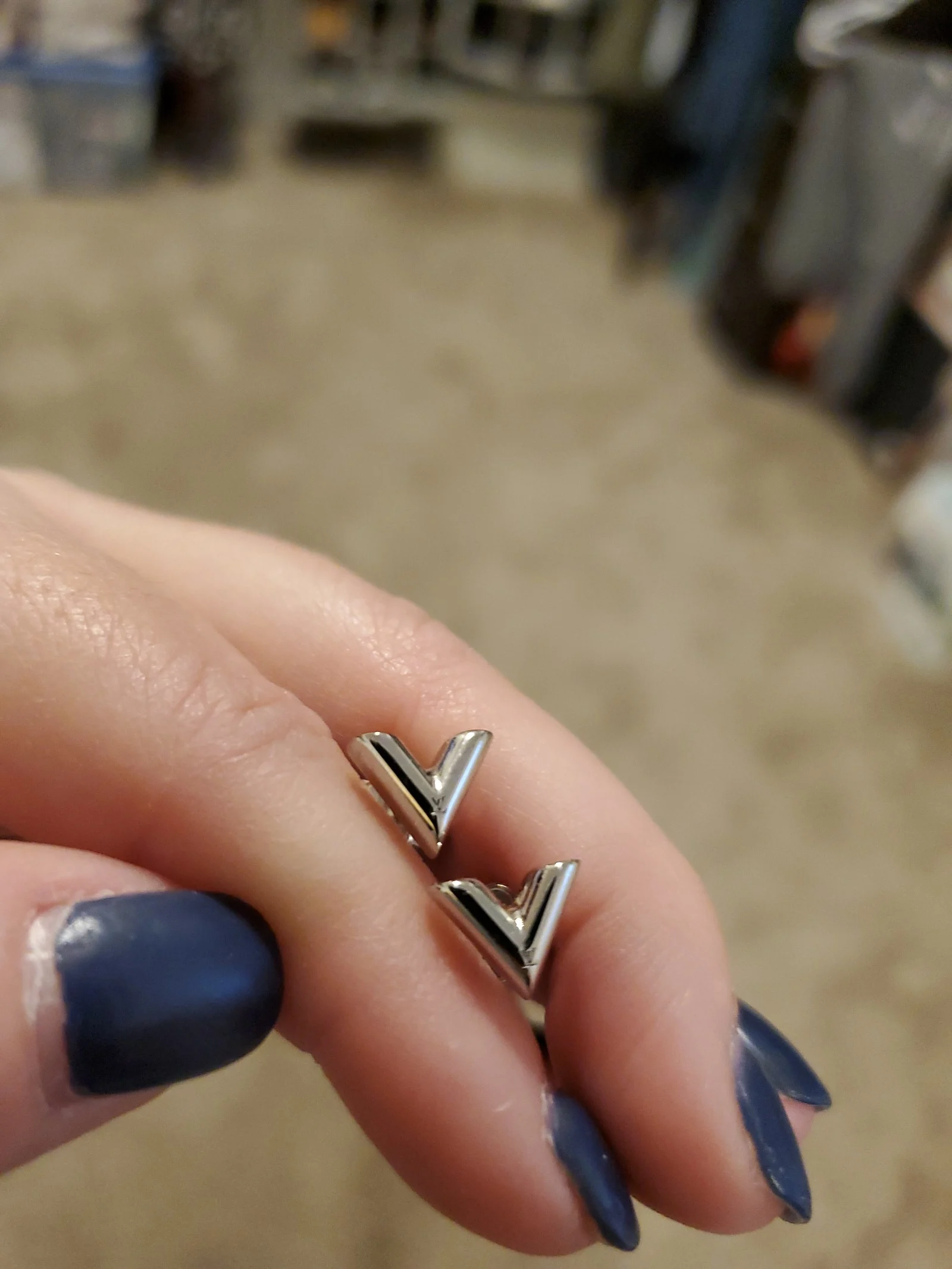 Louis Vuitton Essential V Silver Stud Earrings ... Full Inclusion ... LIKE NEW
