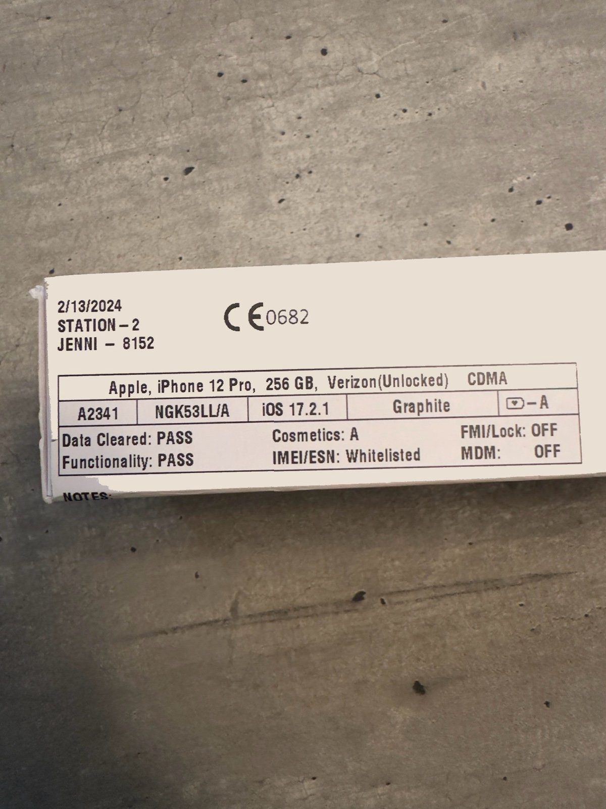 LIKE NEW! Unlocked iPhone 12 Pro 256gb Graphite 9R51