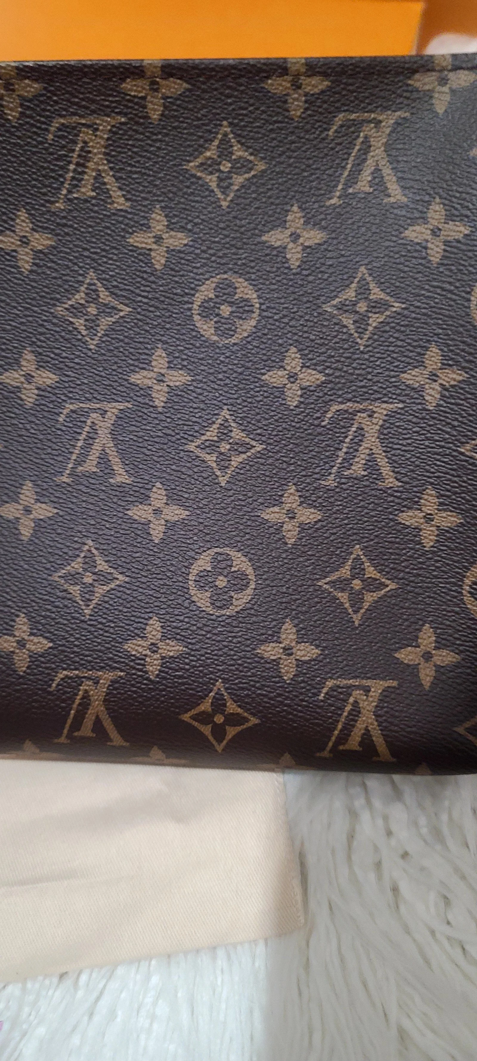 Toiletry 26 with insert