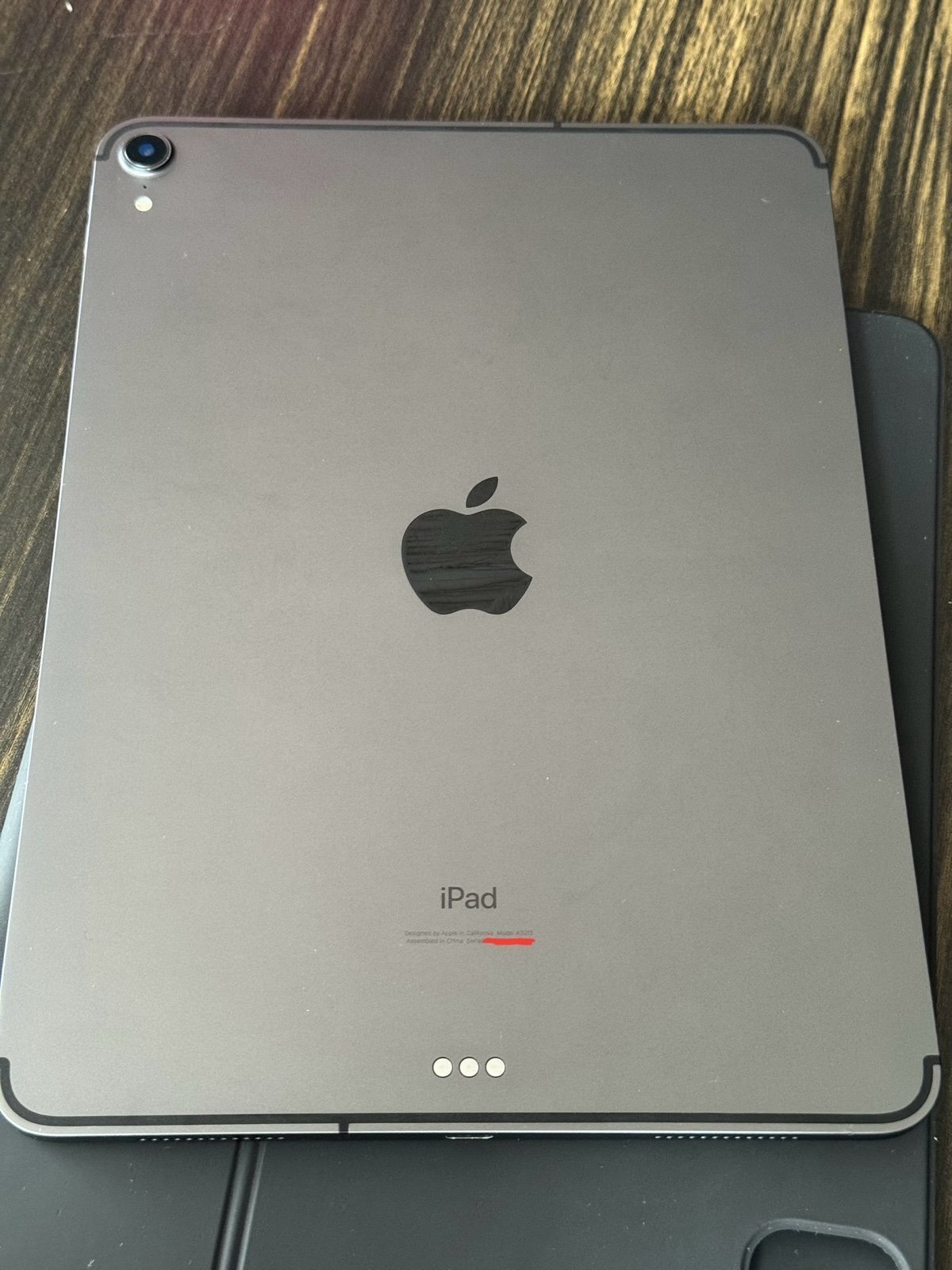 iPad Pro 3rd Generation 11” (2018) 256gb WiFi + Cellular and Magic Trackpad Case 1V52